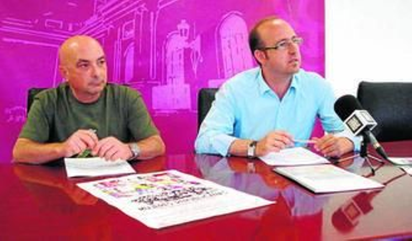 Victoriano Cruz (i.) y Manuel Izco (d.) presentaron ayer la exposición 'Mujeres Republicanas'.