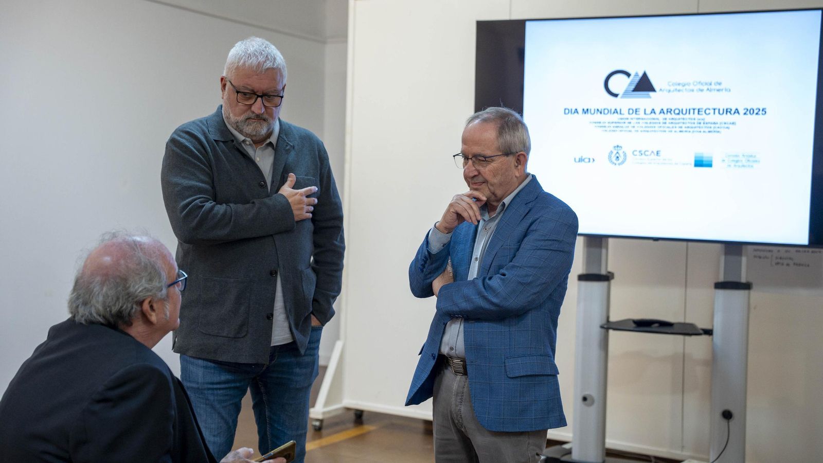Miguel Fernández, Javier Hidalgo y Luis Cano, del Colegio Oficial de Arquitectos de Almería.