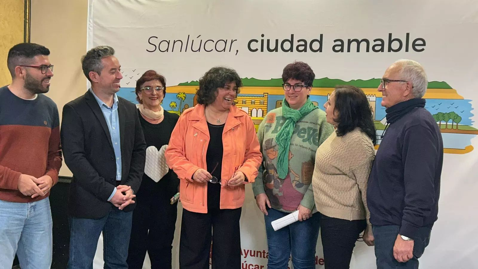 Carmen Álvarez, en el centro, junto a los seis concejales de Izquierda Unida.