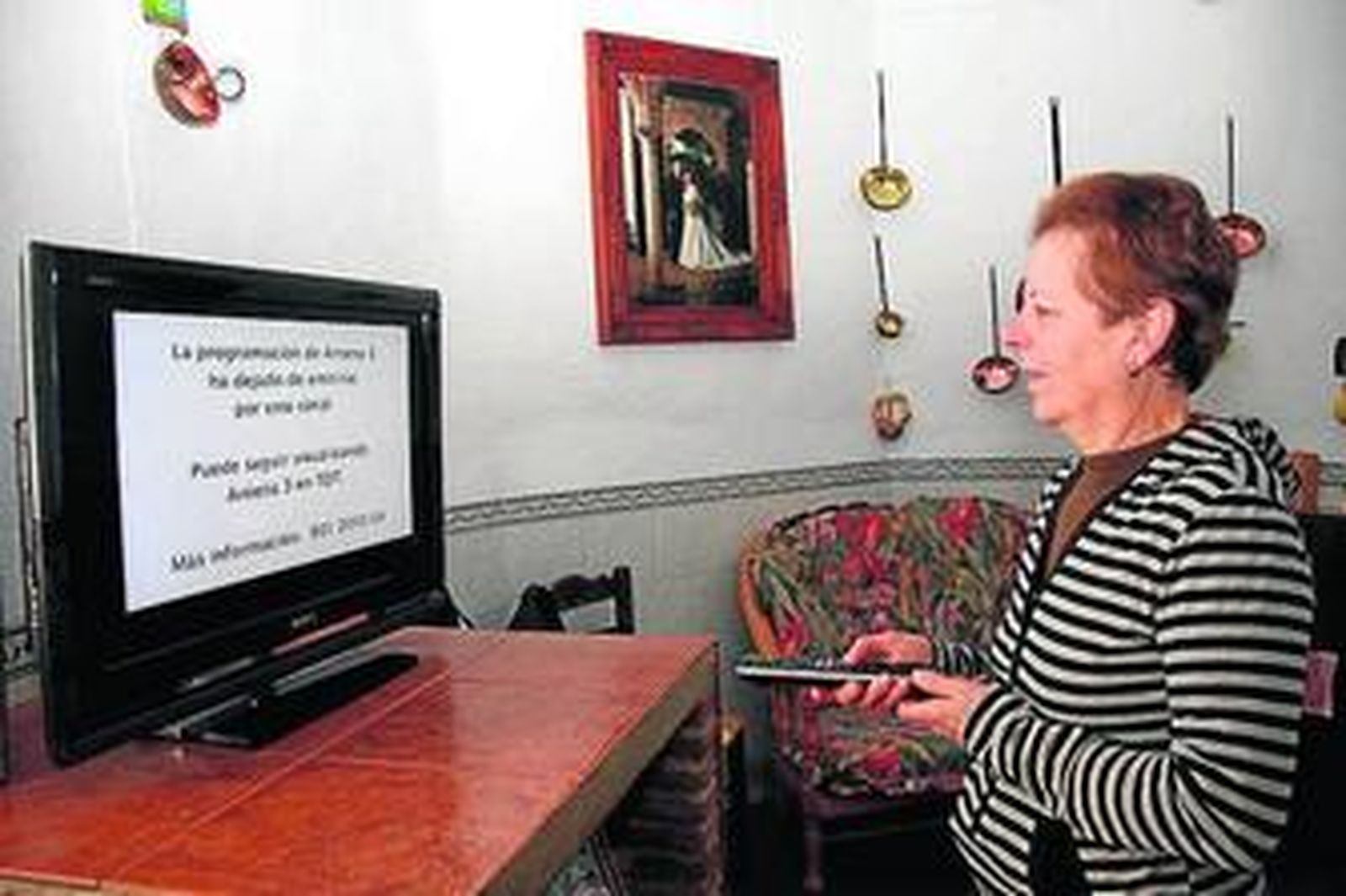 Francisco Postigo, de 80 años, observa el decodificador que recibió ayer del Ayuntamiento.