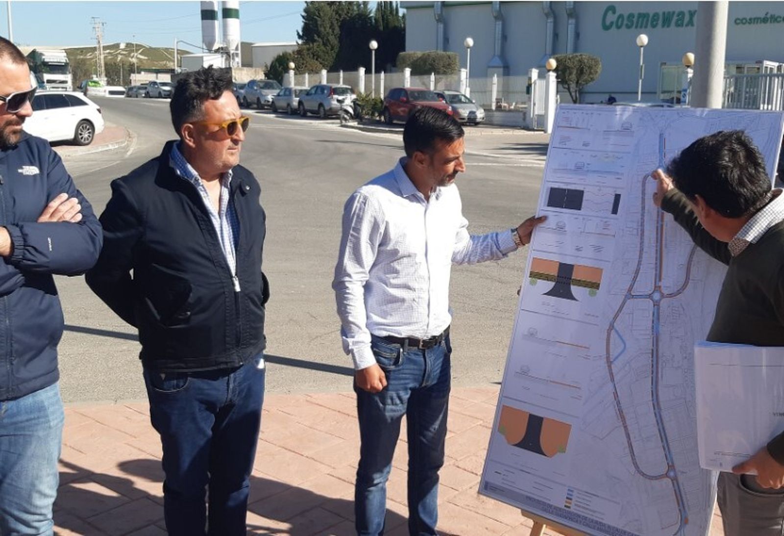 El teniente de alcaldesa junto al responsable de Manuel Alba durante la visita a la zona en la que comenzarán los trabajos.