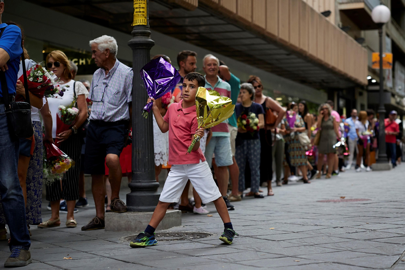 Granada se vuelca con la ofrenda floral en la Basílica de la Virgen de las Angustias