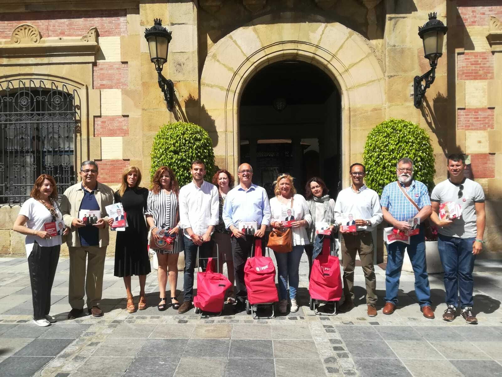 El candidato número cinco del PSOE, Fernando Silva, junto a militantes y simpatizantes en el centro de Algeciras.