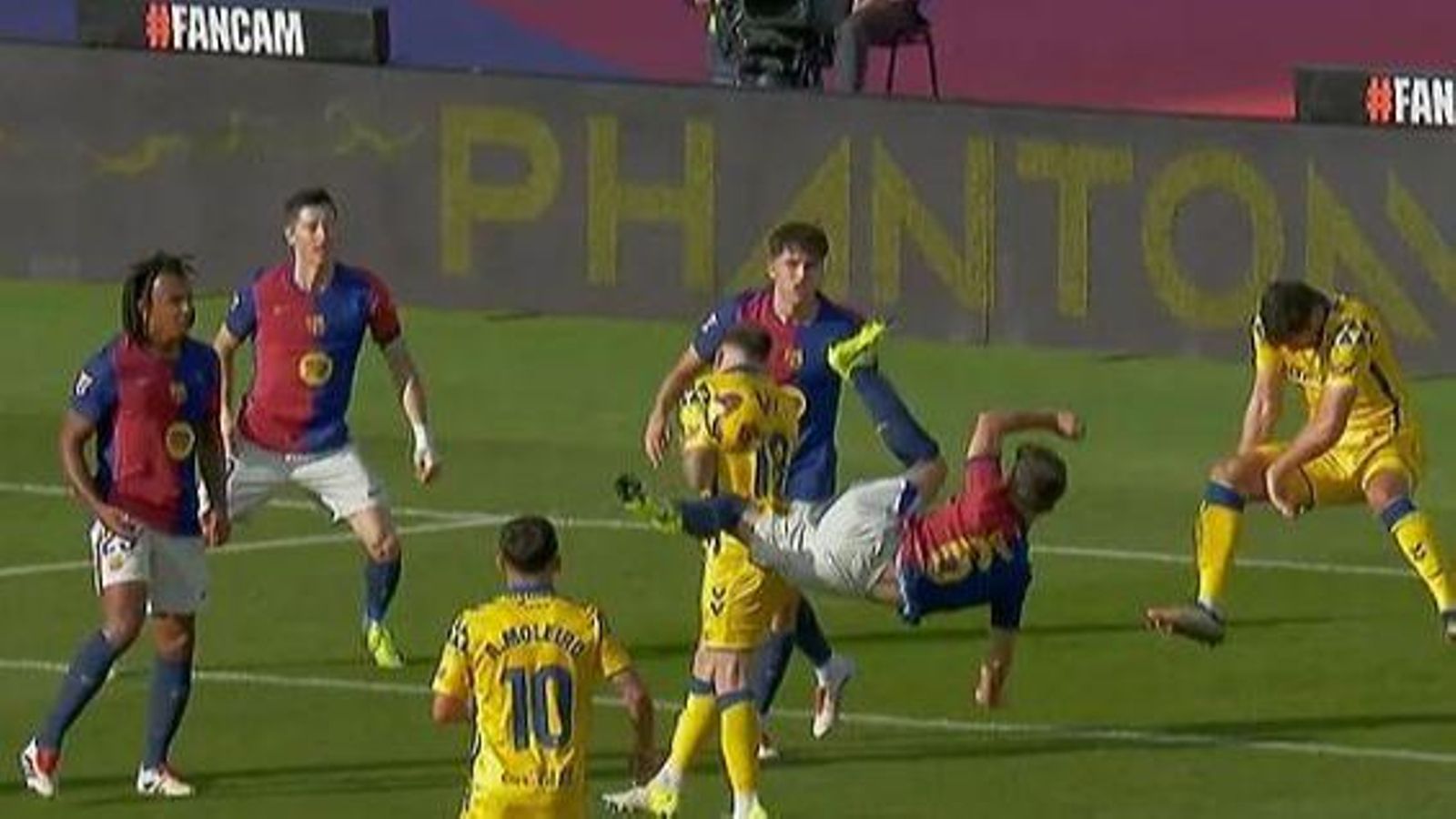 El barcelonis Gavi golpea al futbolista de la UD Las Palmas Viti