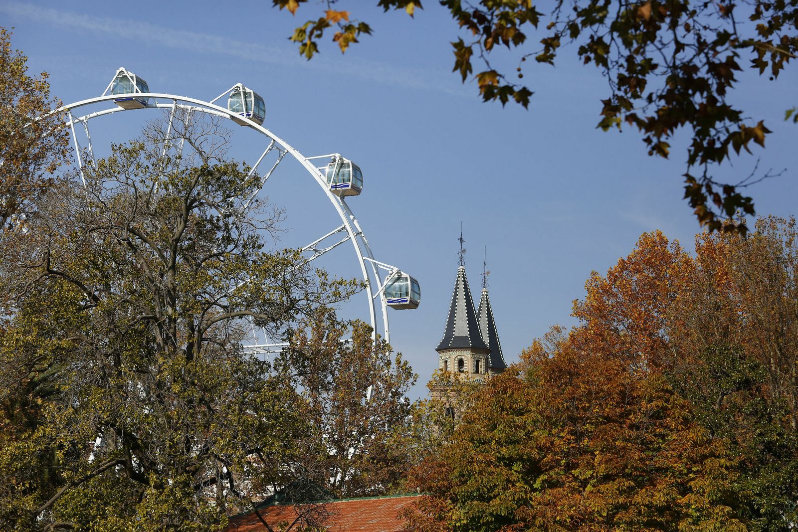 La empresa de la noria panorámica apuesta por mantenerla en el Paseo del Salón de Granada