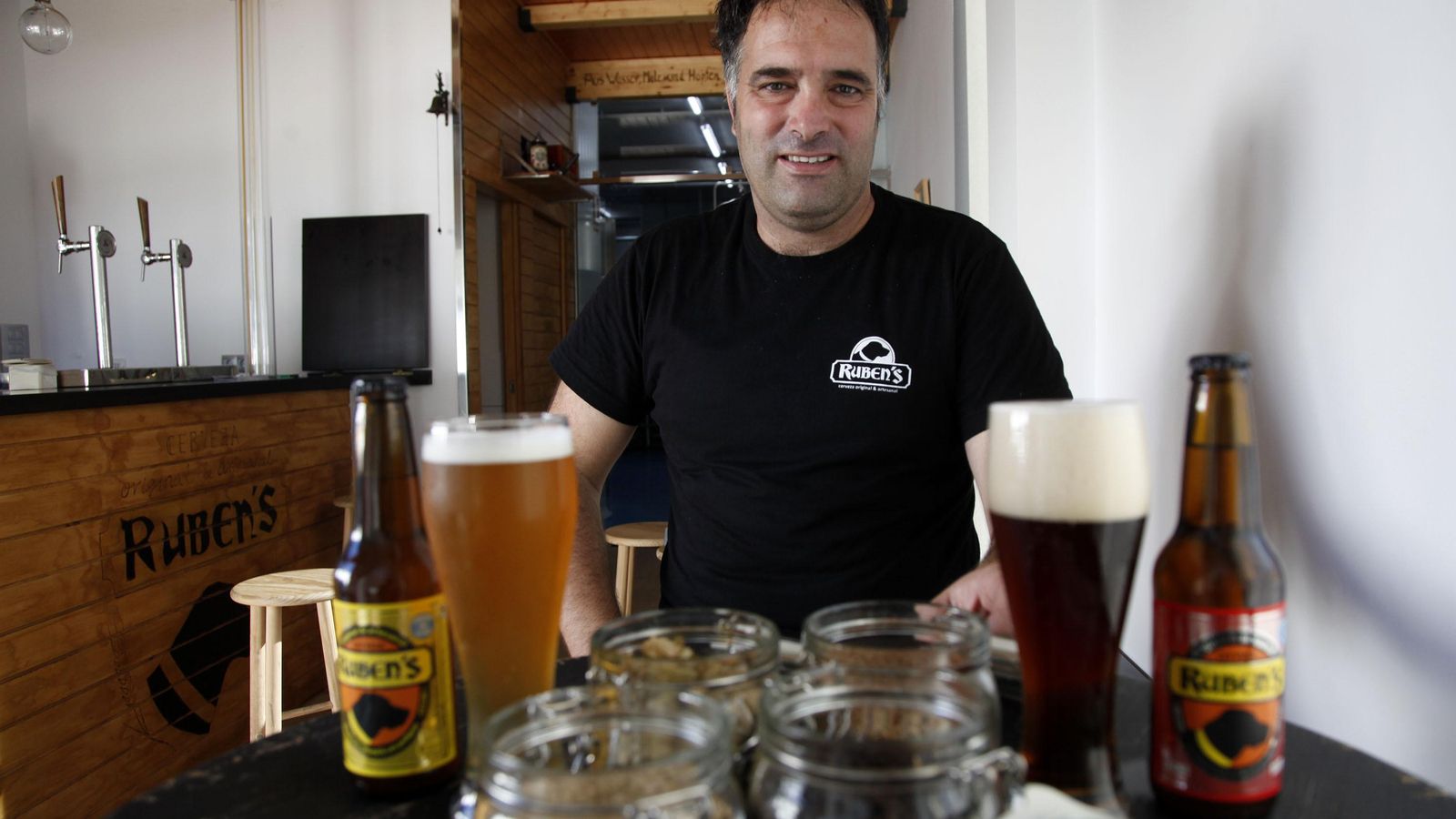 Rubén Mesanza posa con dos de sus cervezas  en el interior de su fábrica /2015