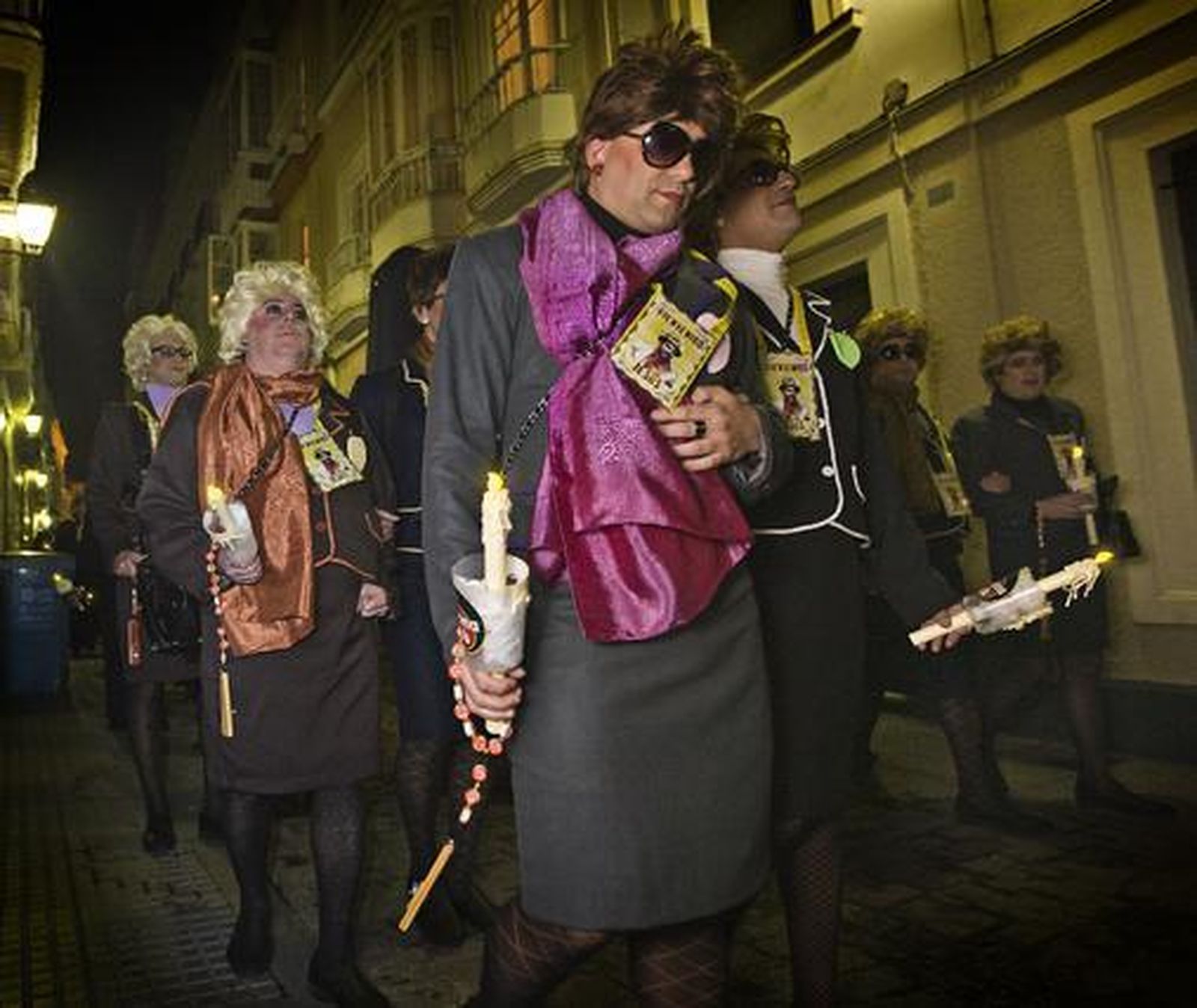 Chirigota 'Los fans de los santos'  Foto: Jesus Marin