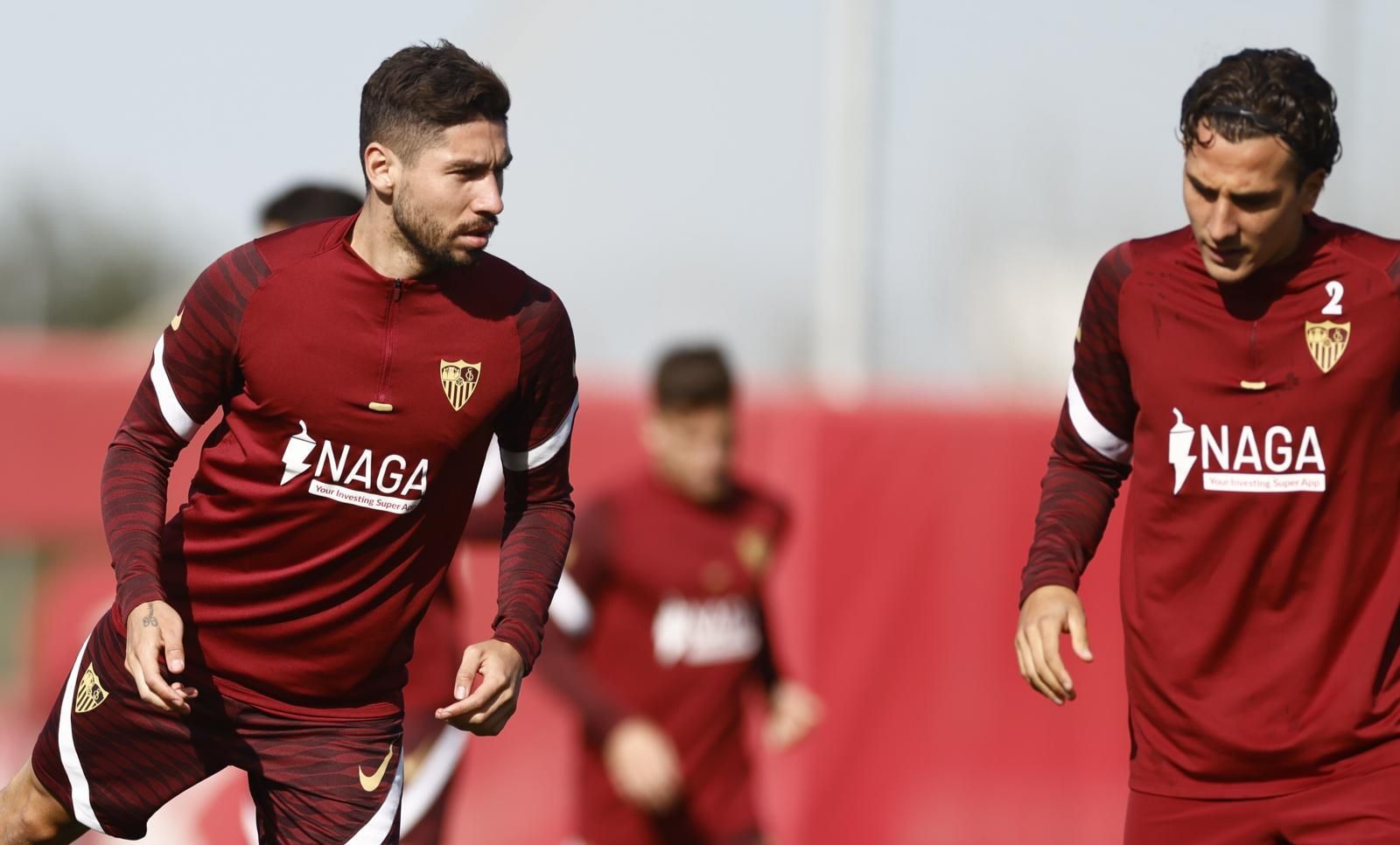Gonzalo Montiel, junto a Delaney en el entrenamiento de este lunes.