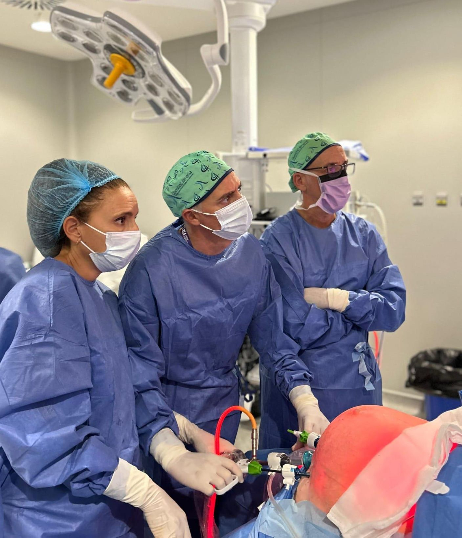 Los doctores Ferrer y Rubio en quirófano durante una intervención de diástasis de rectos con laparoscopia.