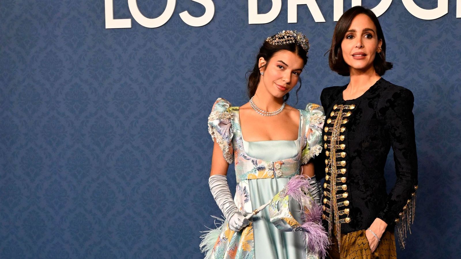 Elena Gortari, junto a Rocio Osorno en el baile de máscaras de Los Bridgerton