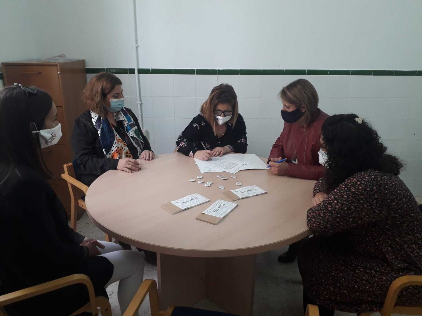 Acto de la firma de la entrega de las nuevas instalaciones a la asociación Ávalon.