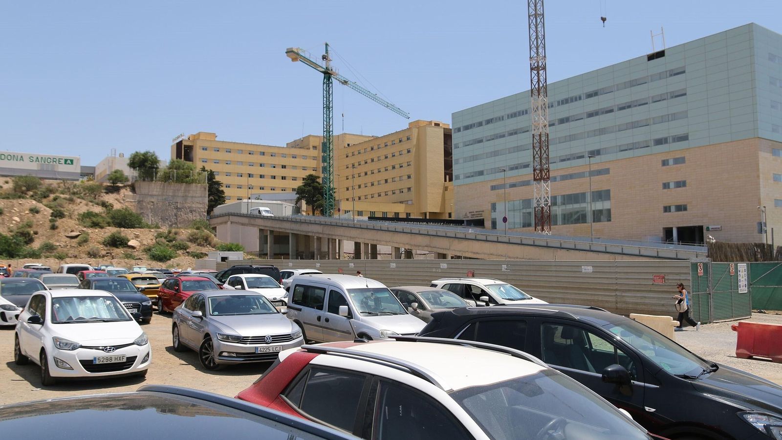 El nuevo parking estará frente al Hospital de Día y Consultas Externas que están también en construcción en el recinto del complejo.
