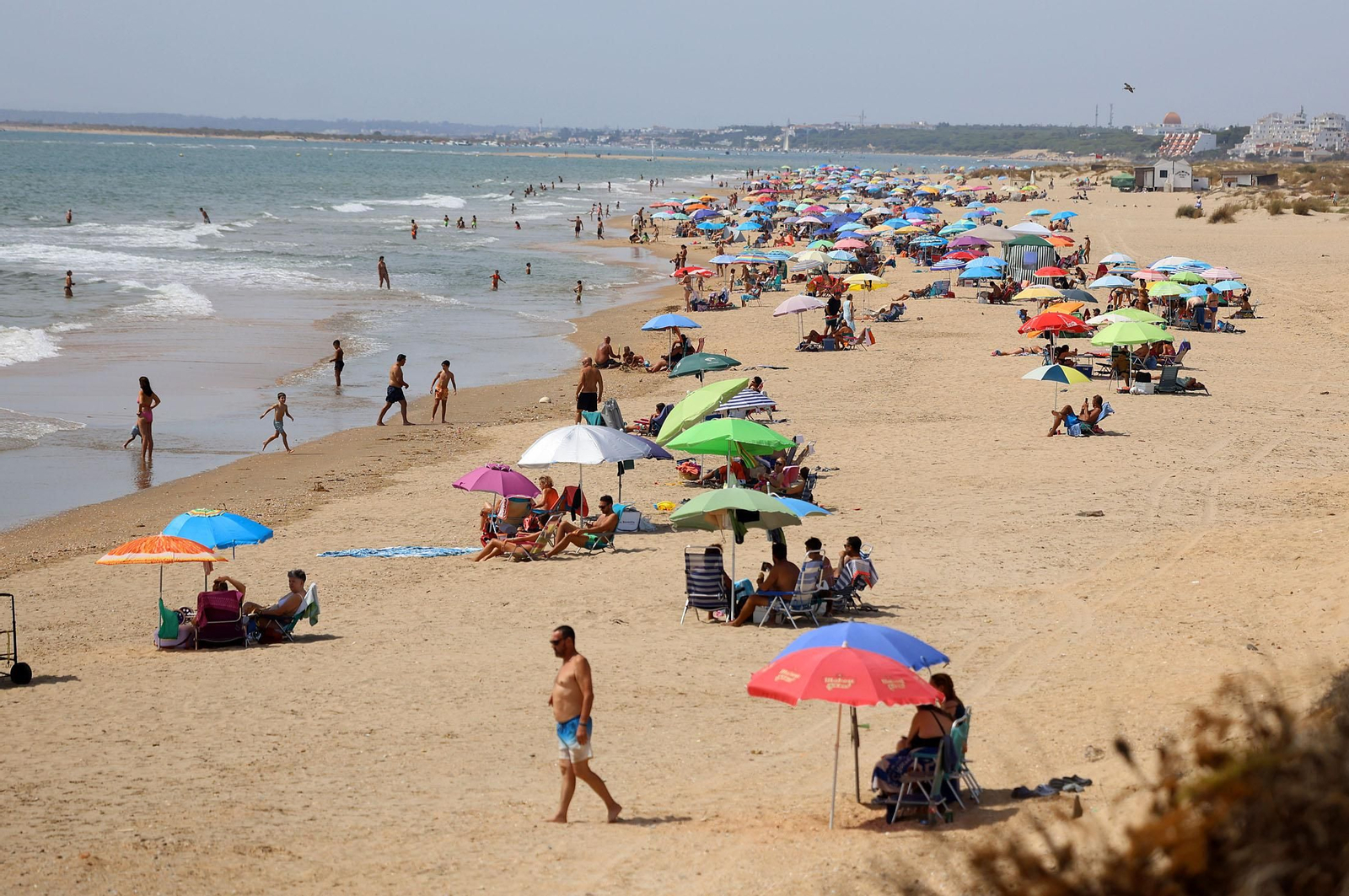 Imágenes del ambiente en las playas de Huelva durante la mañana del domingo