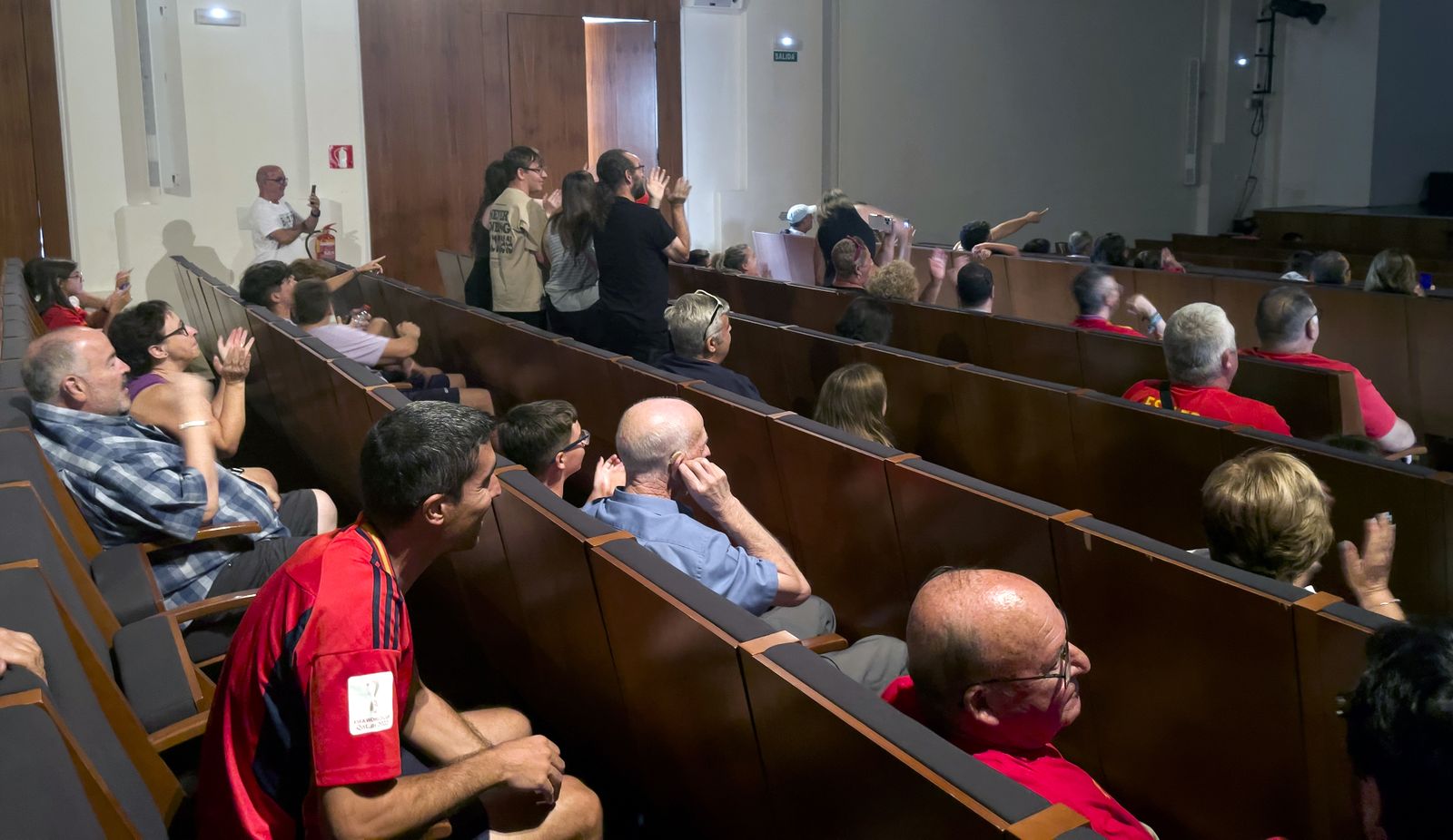 Huéscar arropa a su paisana desde el Teatro Oscense