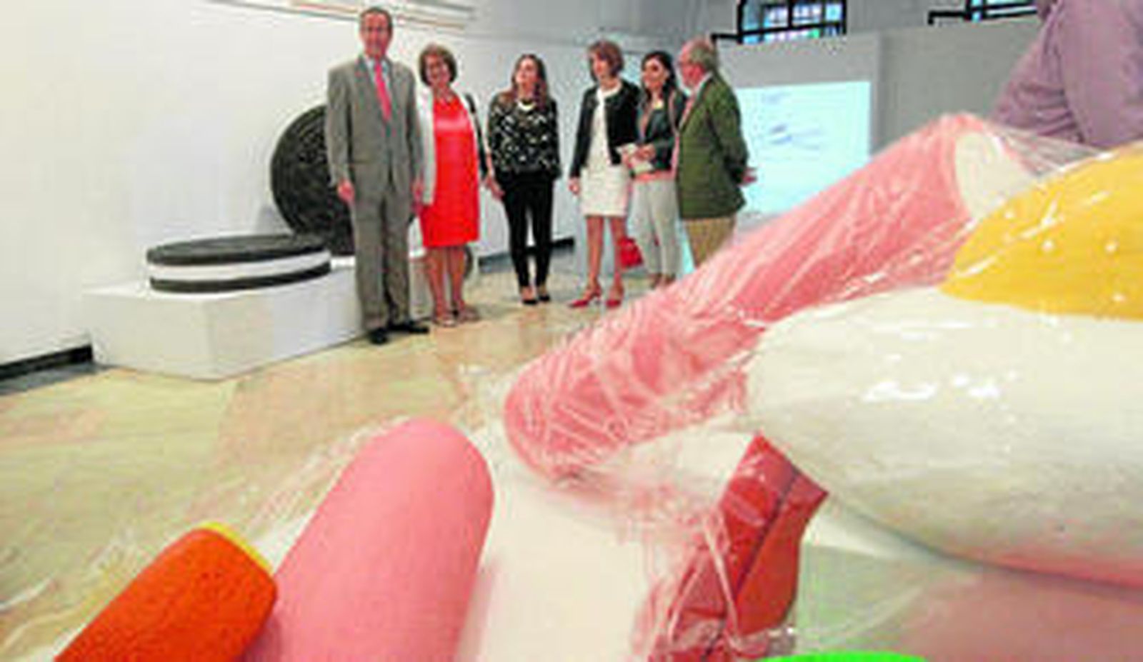 Imagen de la joven artista Marta Romero junto a un grupo de concejales del equipo de gobierno de Algeciras, ayer.