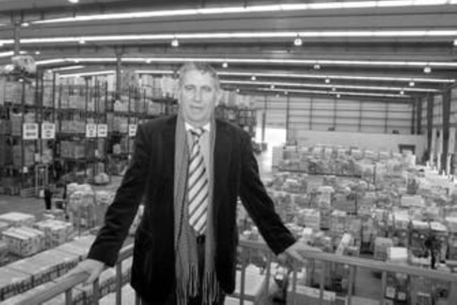 1. Francisco Díaz con su esposa, Manuela Orta, junto a su familia.  2. Con otros empresarios recibiendo el galardón de la FOE 2007 de manos del presidente de la Junta, Manuel Chaves. 3. Recibiendo la Medalla de Huelva, en 2002, que le impone Pedro Rodríguez González. 4. Manuel Andrés González le hace entrega de la Medalla de Oro de Lepe en 2006. 5. Antonio Ponce le entrega el Onubense del Año 2005 que concede Huelva Información. 6. En acto de la primera piedra de las instalaciones de Cash Lepe.