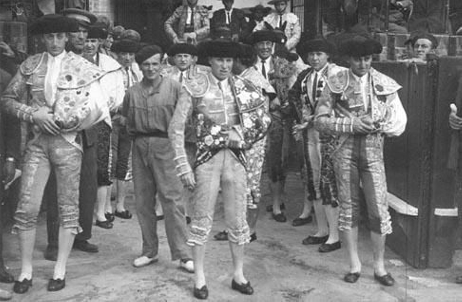 Pepe, Manolete y Juanito Belmonte en la plaza de la Maestranza.