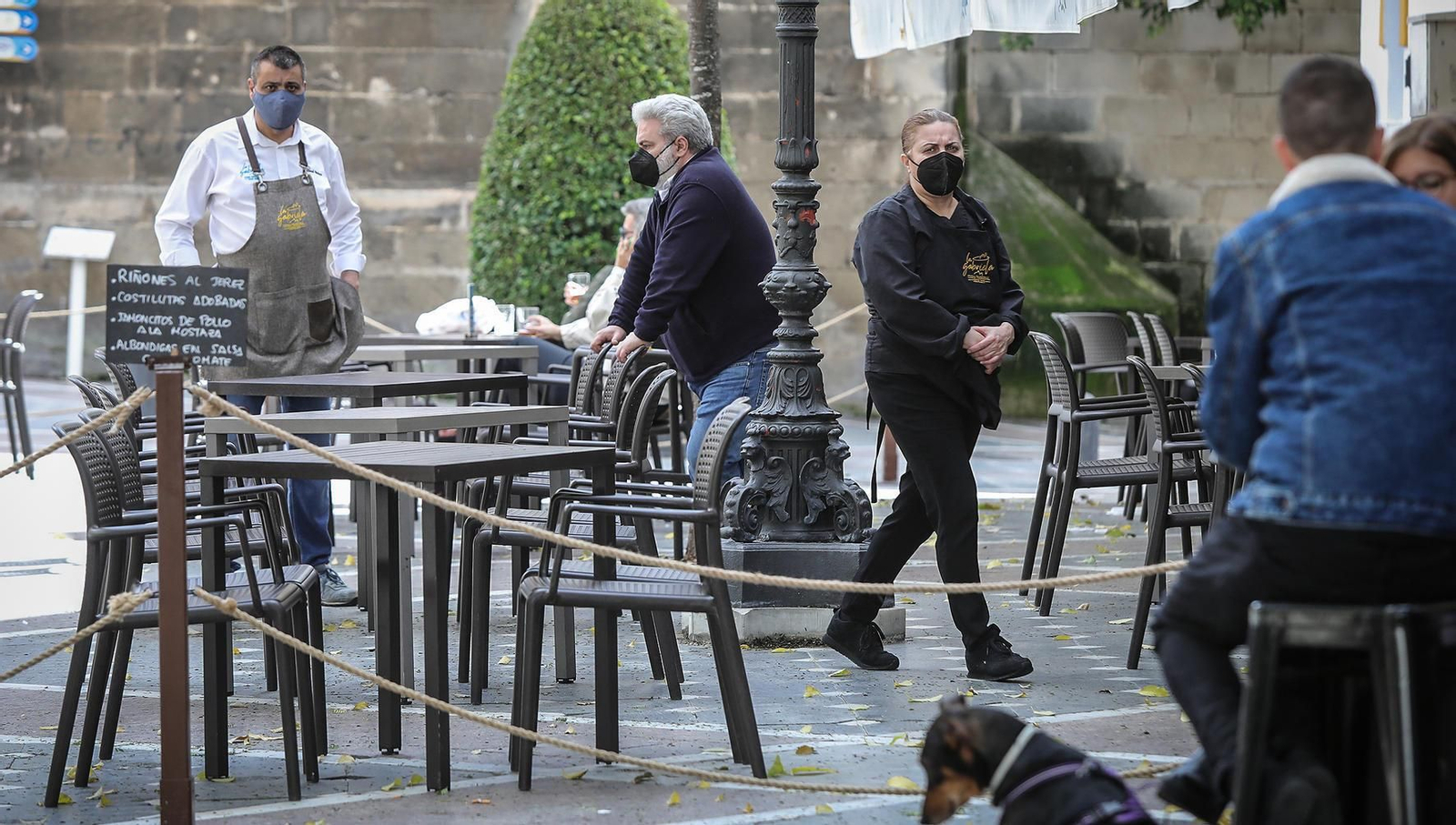 Una terraza de un bar de la plaza Plateros.