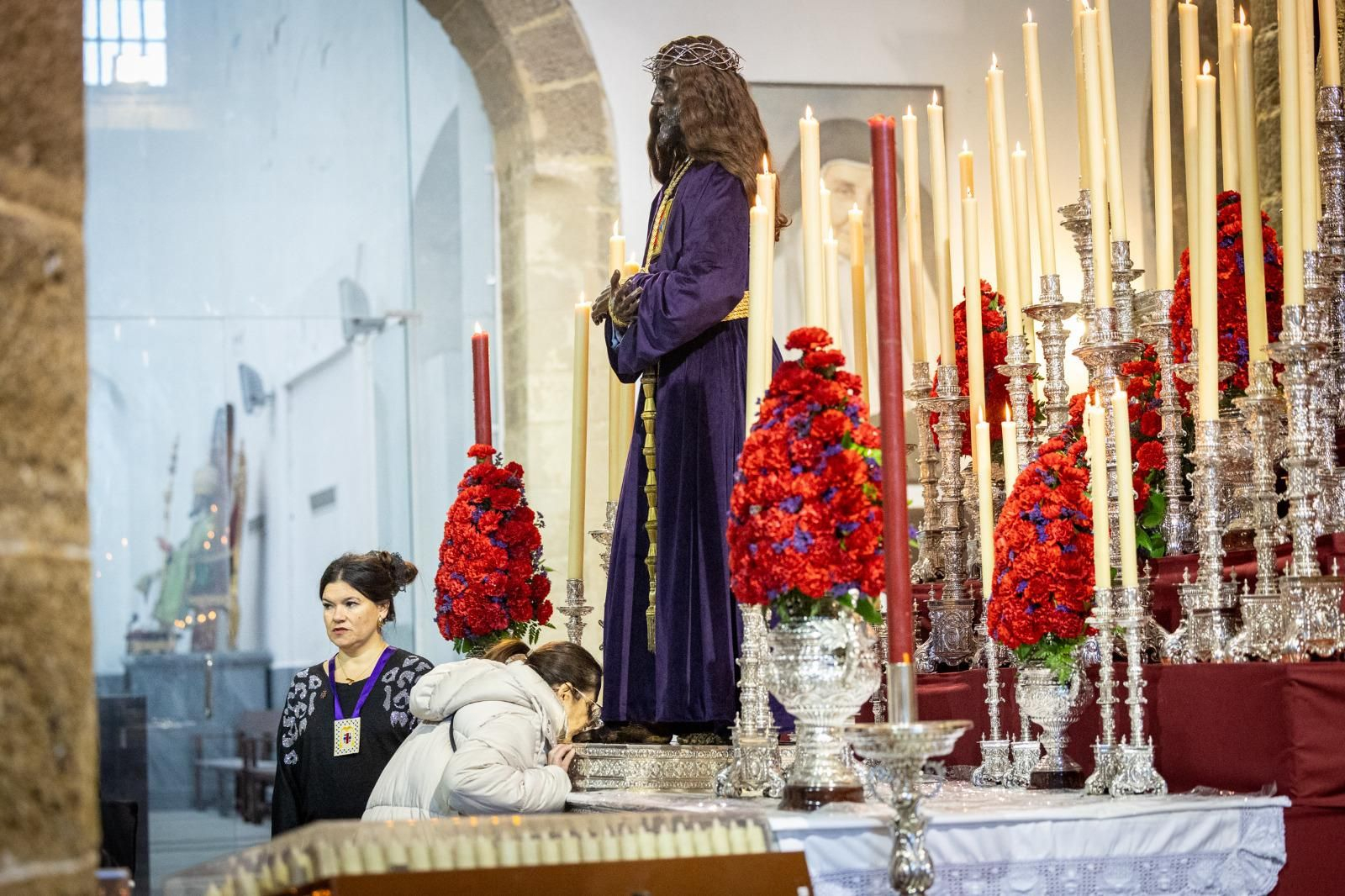 Las imágenes del tradicional besapies del Medinaceli de Cádiz