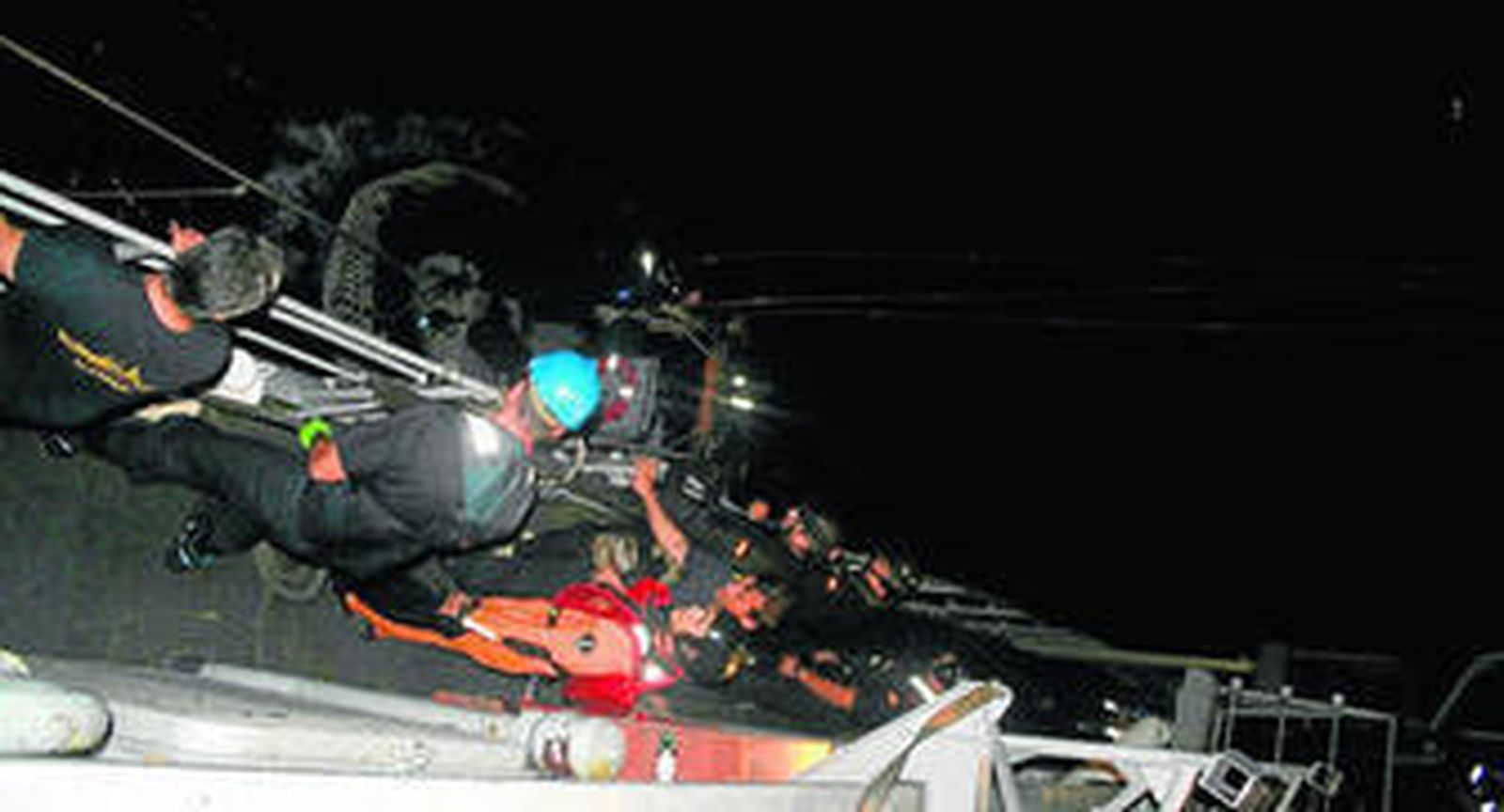 Los miembros del patrullero 'Cazadora' durante la operación llevada a cabo en el mar.