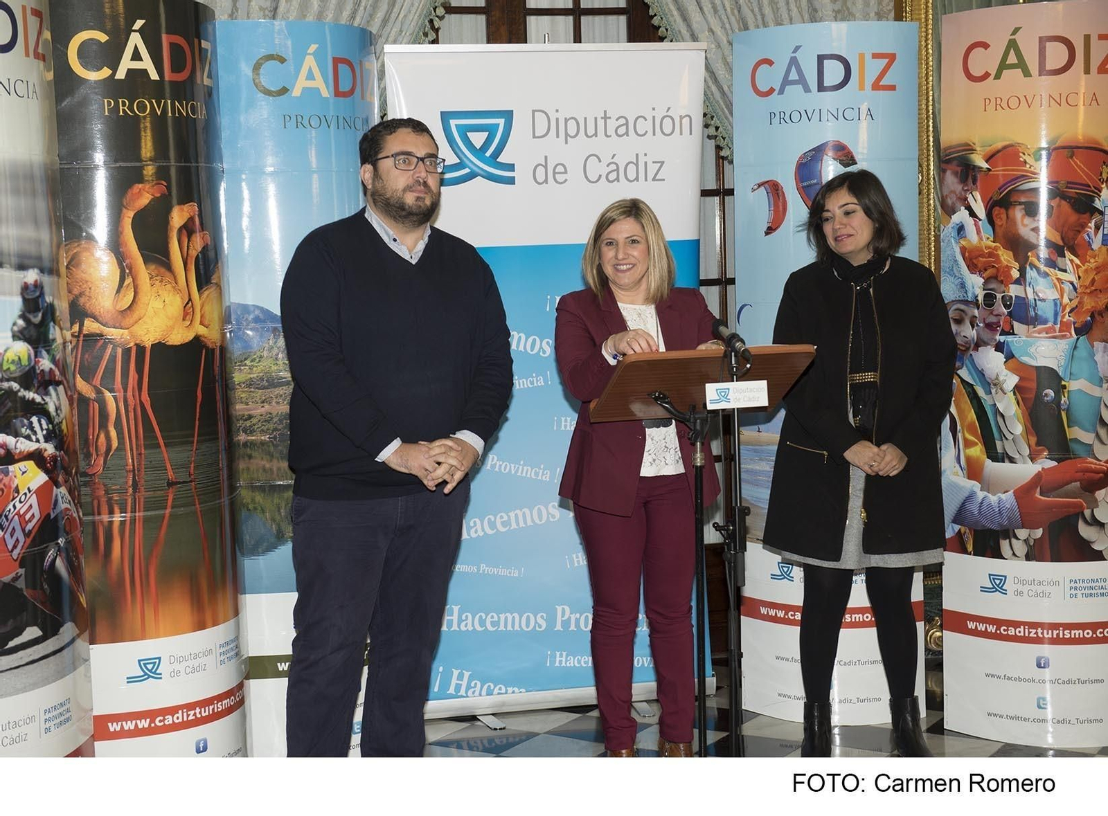 La presidenta de la Diputación acompañada de los diputados Jaime Armario y María Dolores Varo.