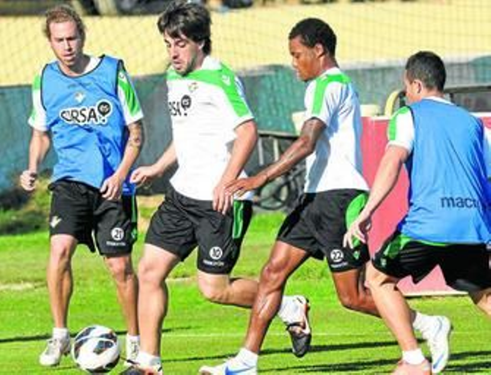 Beñat se marcha de Nelson ante la mirada de Cañas en el entrenamiento matutino de ayer.
