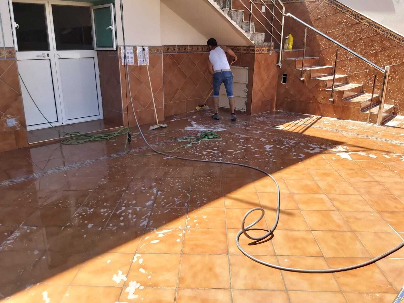 Fotos de las labores de higiene y desinfección de la mezquita Houda de Algeciras