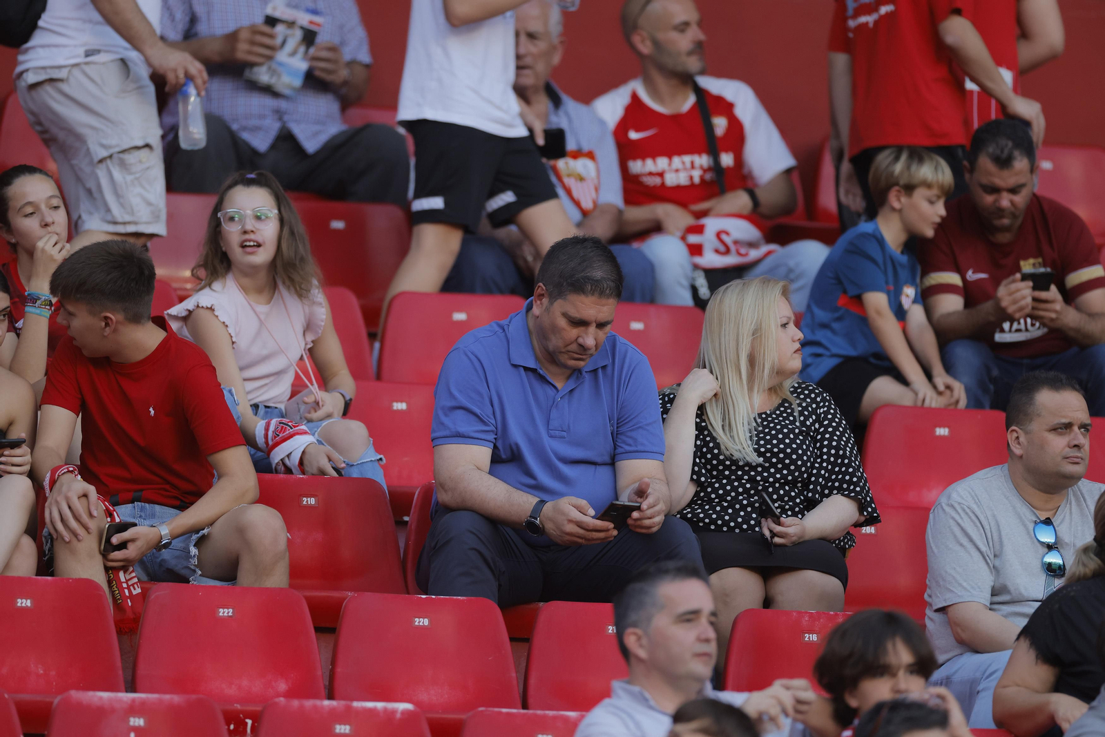 Búscate en las fotos del Sevilla-Girona