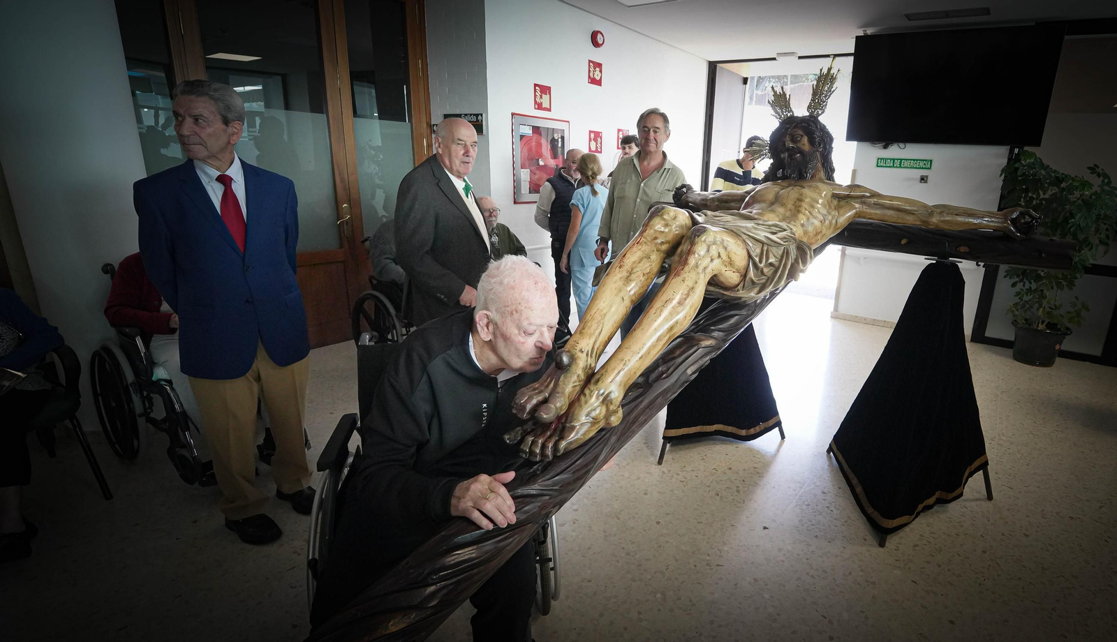Imágenes del Cristo de la Esperanza con los ancianos del San Juan Grande en Jerez