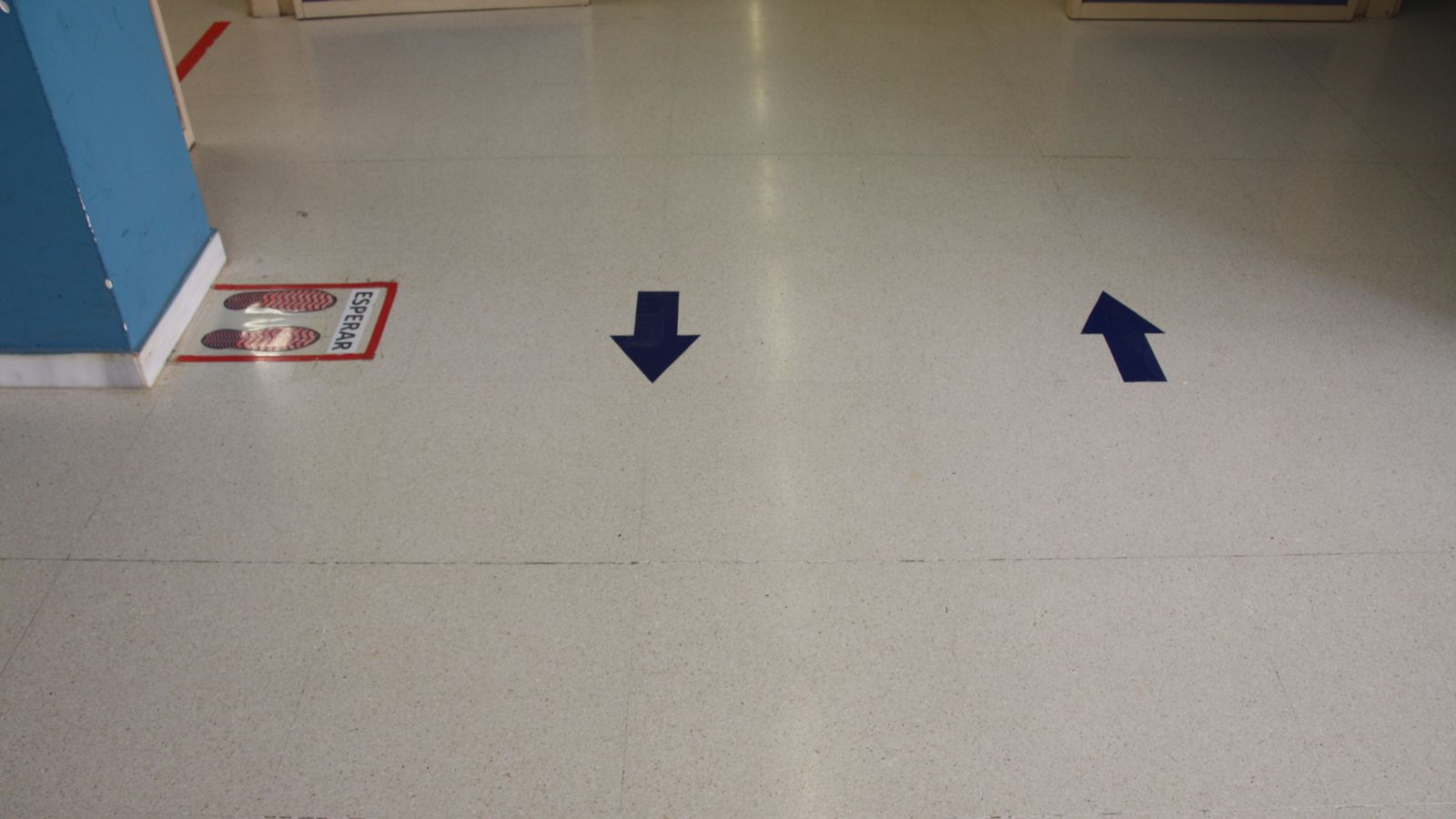 Señalización en los pasillos del colegio de Balerma.