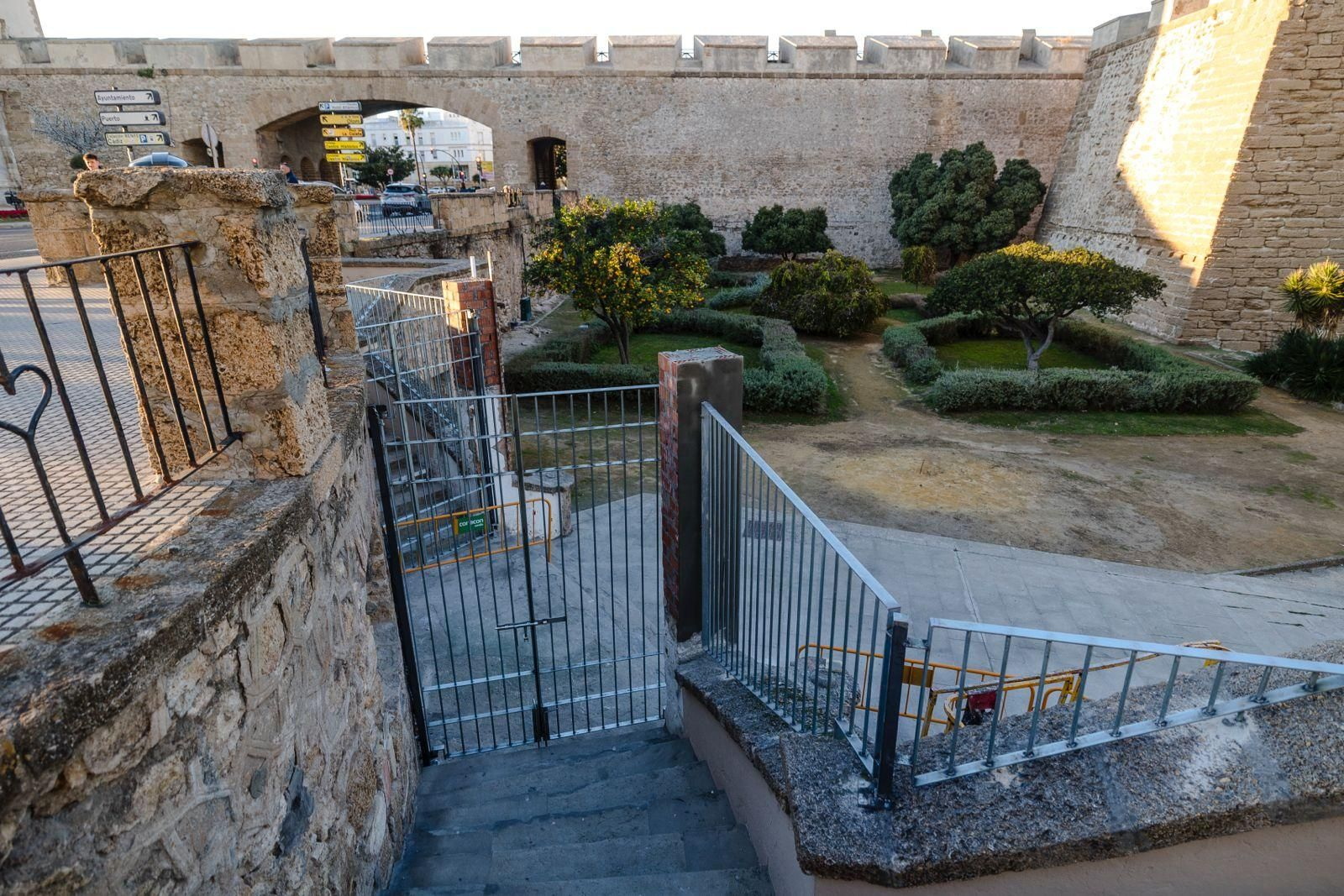 Vallas que está instalando el Ayuntamiento en el acceso al foso del Pelícano, en las Puertas de Tierra.