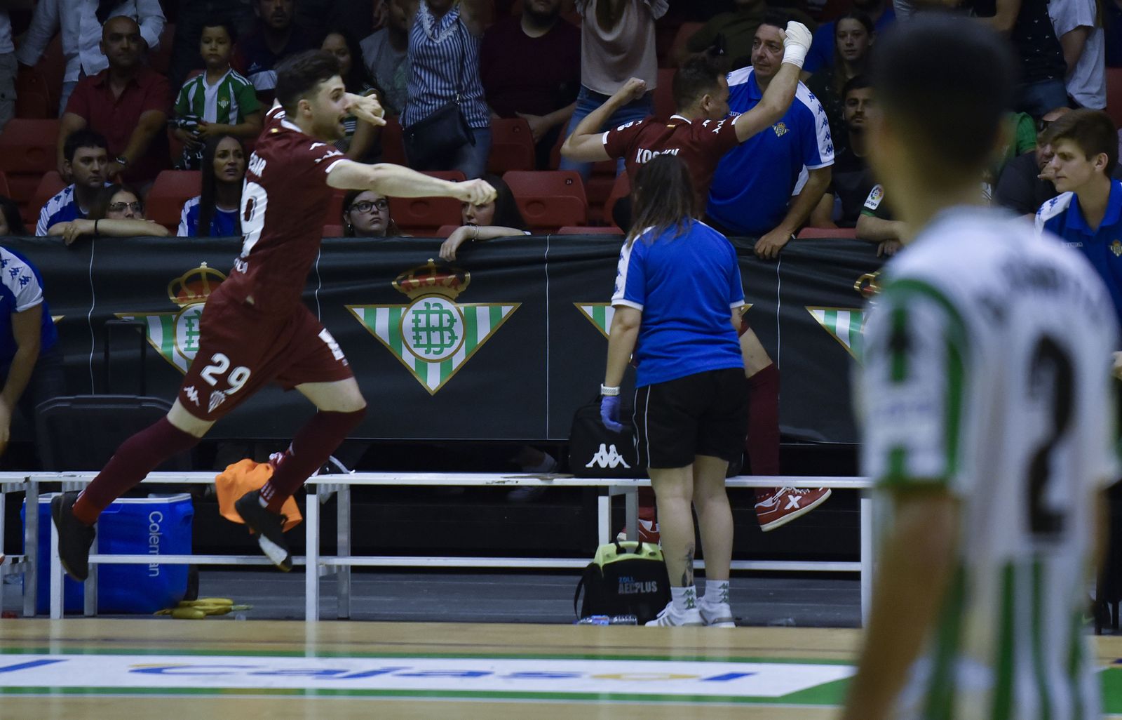 César y Koseky celebran la clasificación del Córdoba CF Futsal ante el Betis.