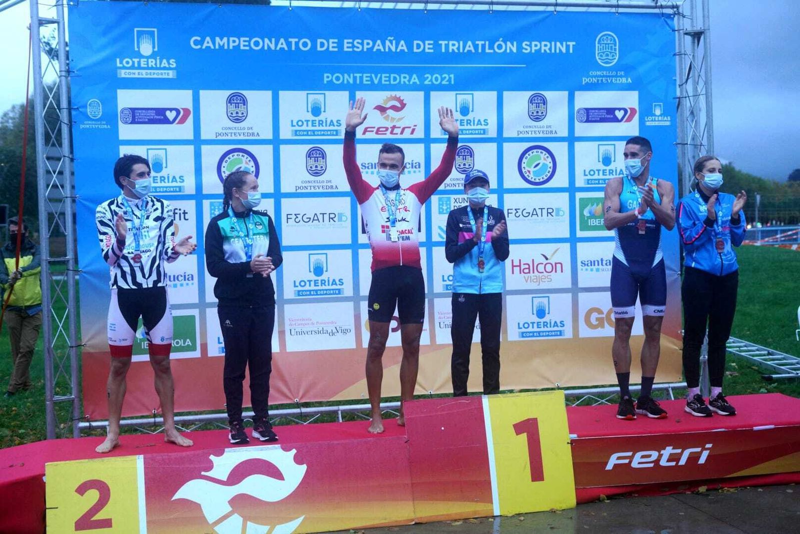 Alberto González, a la izquierda de la imagen.