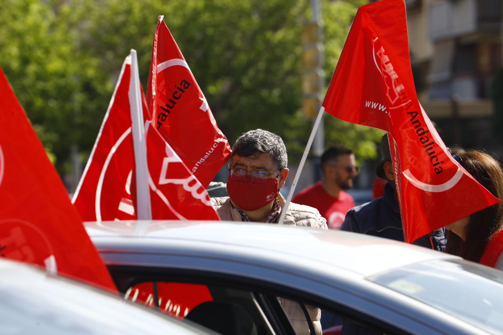 La caravana de coches de UGT en apoyo a las trabajadoras de ayuda a domicilio de Córdoba, en imágenes