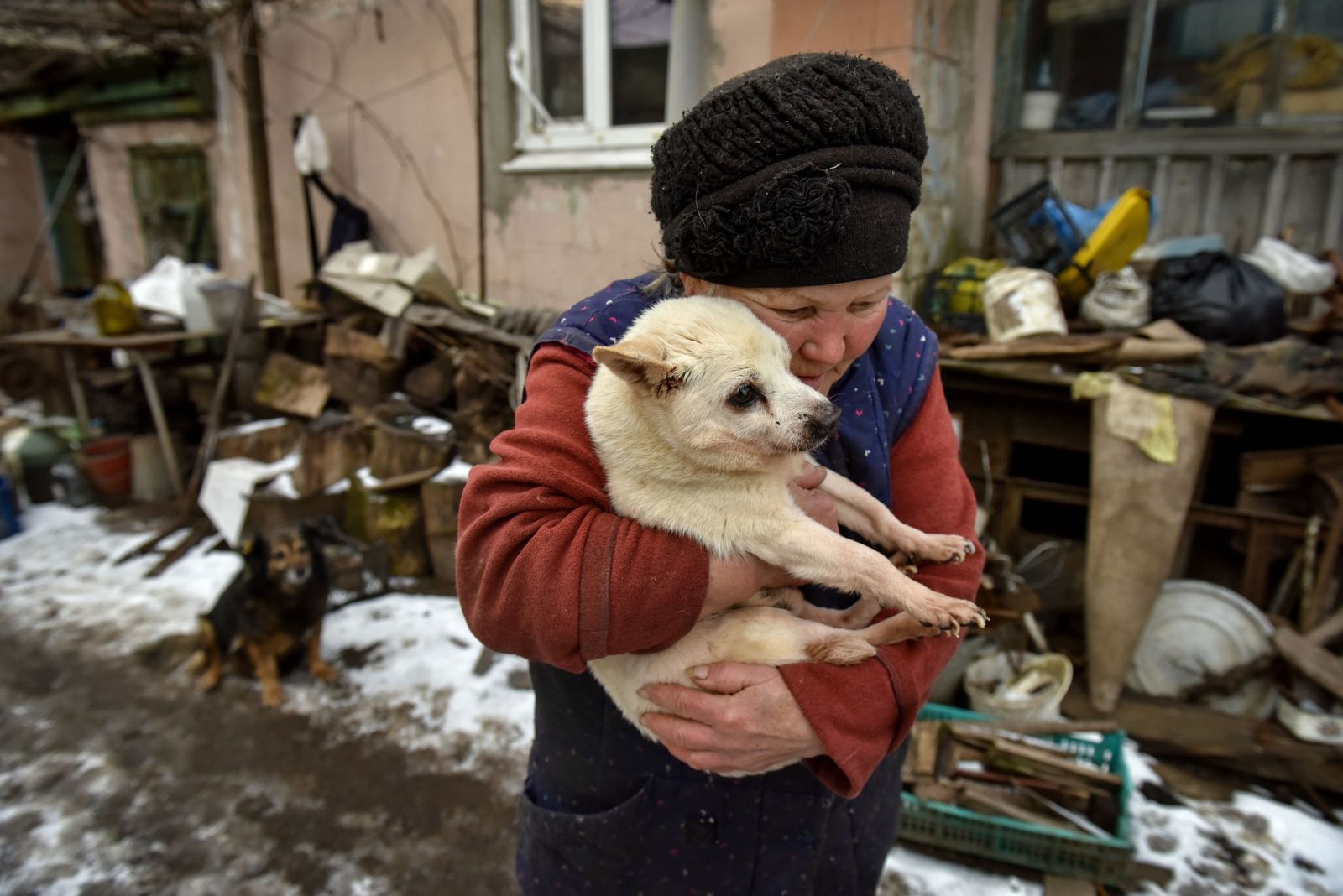 Una mujer abraza a su perro en la región de Donetsk.