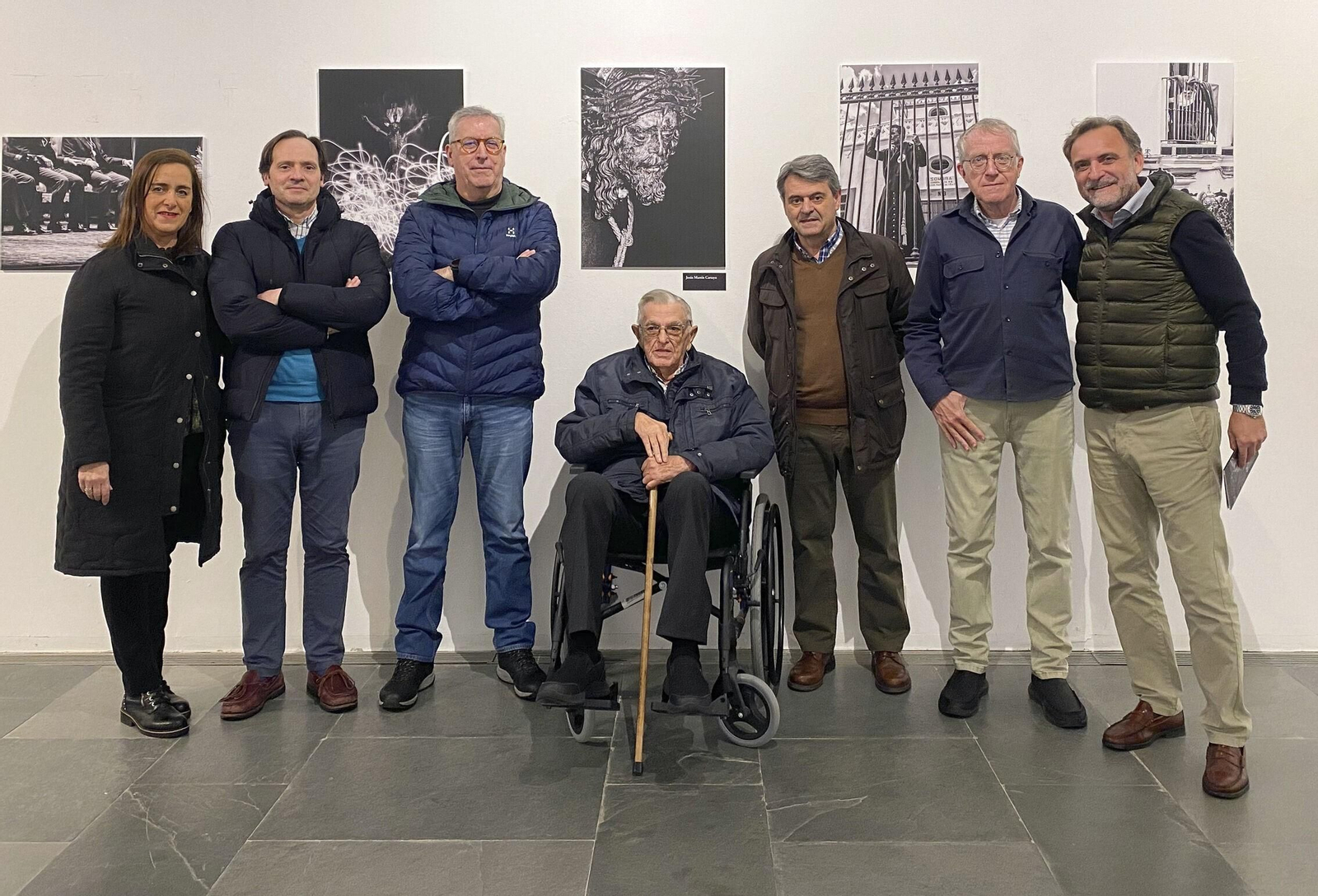 Martín Cartaya con compañeros y amigos durante la inauguración de su última exposición, hace apenas un mes.