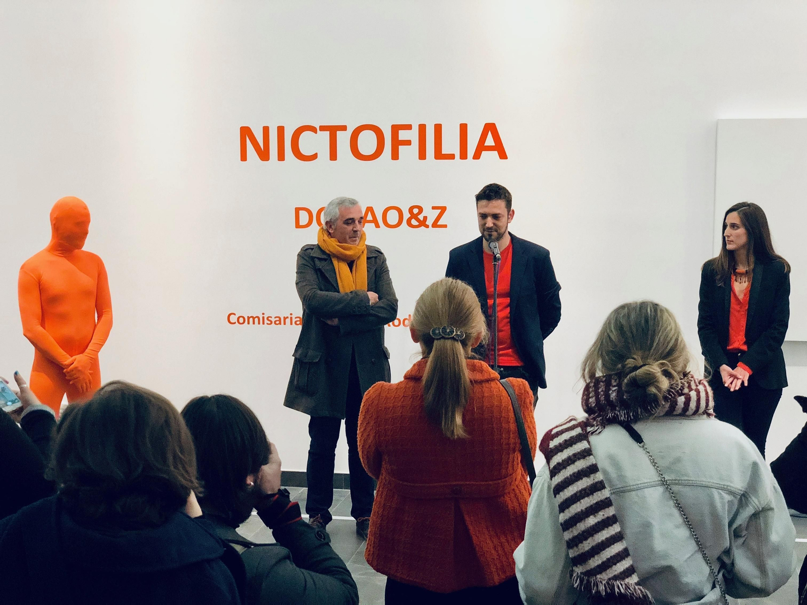 Un momento de la inauguración de 'Nictofilia' en el CODAC de Gibraleón.