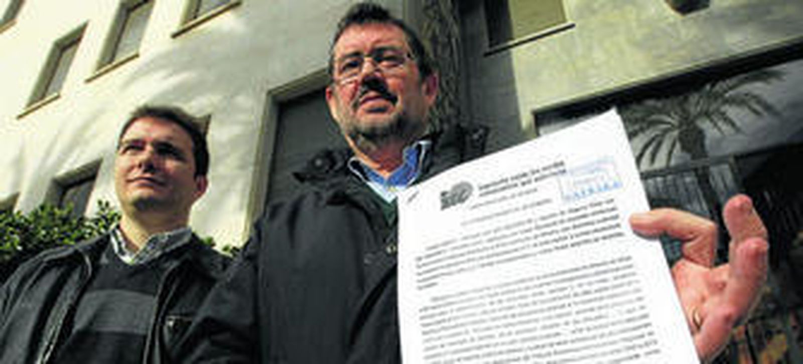 Agustín de Sagarra y Rafael Esteban, mostrando la denuncia presentada, en la puerta del Palacio de Justicia.