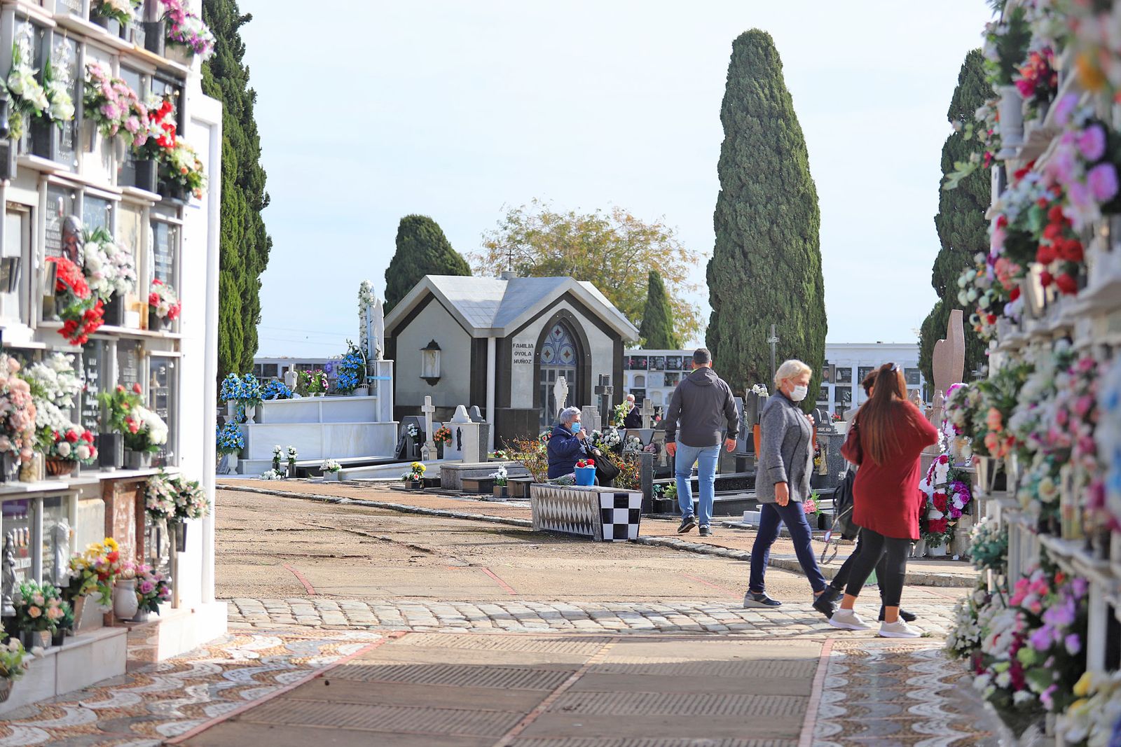 Imágenes de los preparativos en el cementerio de Huelva con motivo de la festividad de Todos los Santos