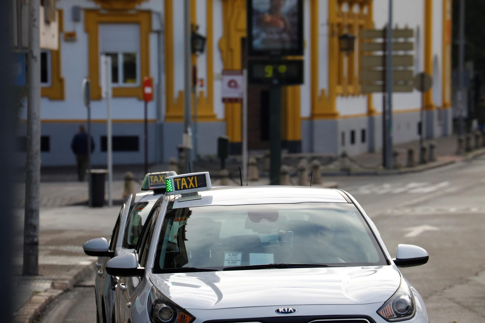 Varios taxis circulando en Córdoba