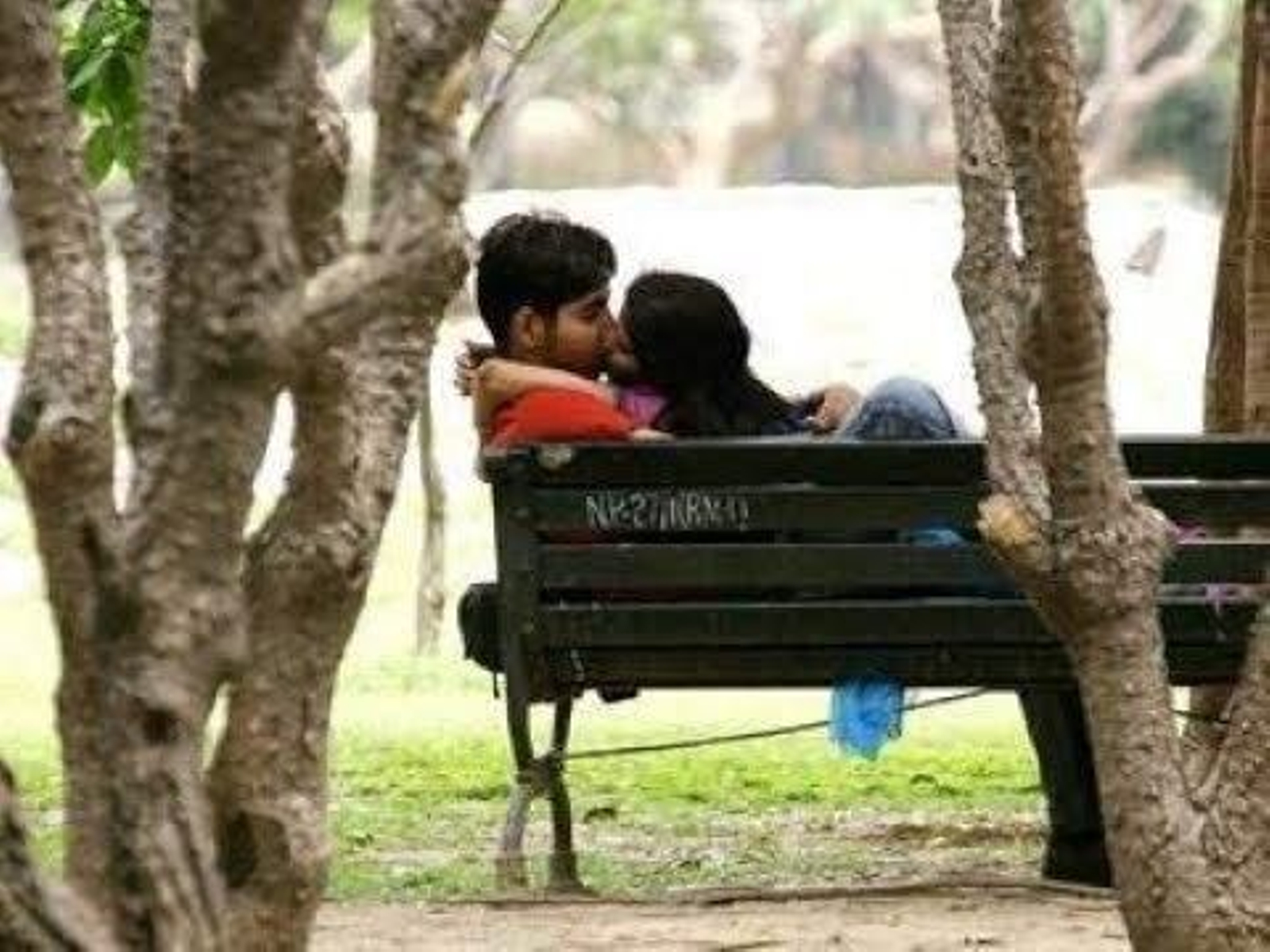 Una pareja en un parque