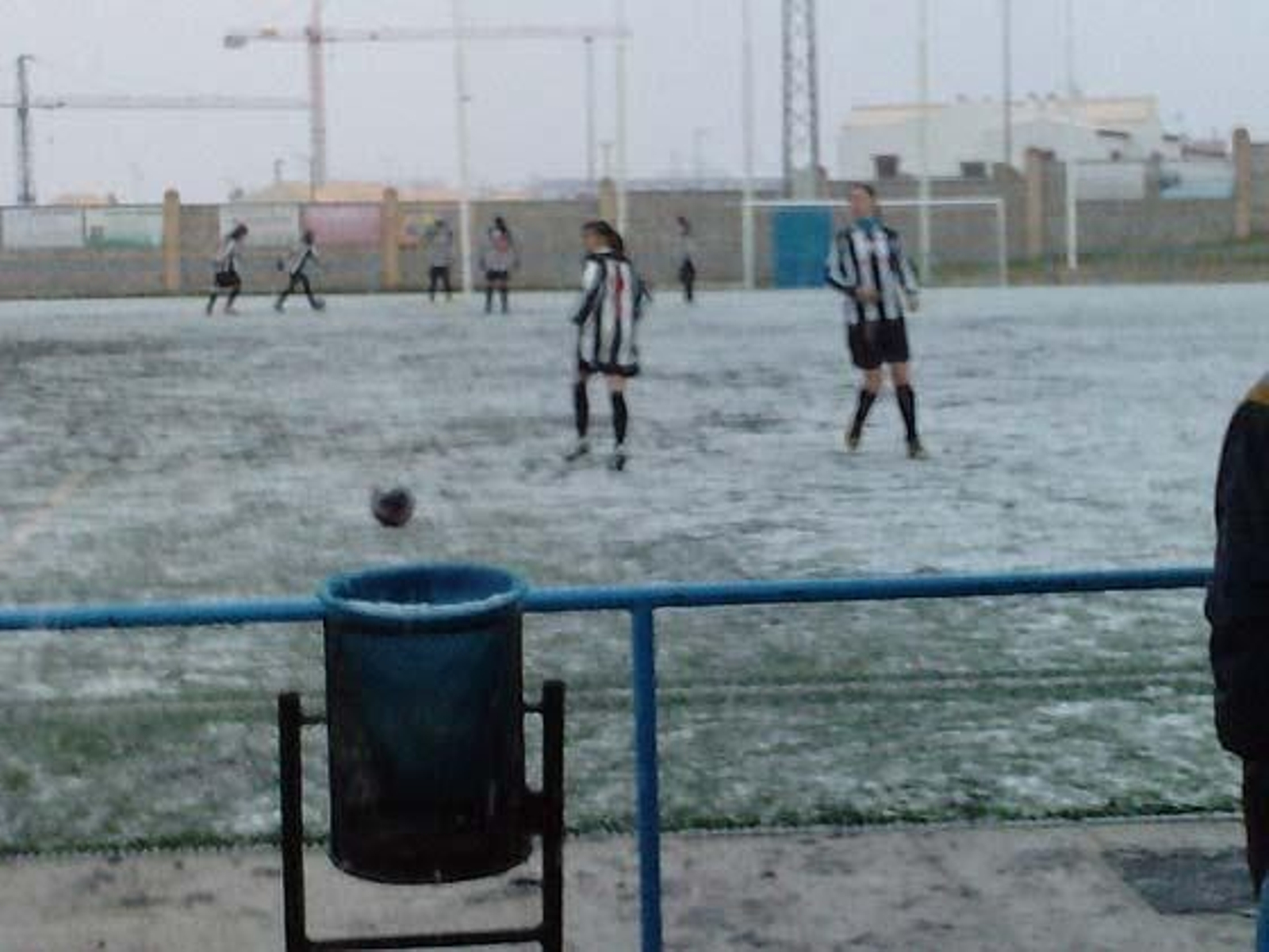La nieve afectó a los partidos de fútbol que se jugaron en la jornada del domingo 10 de enero.