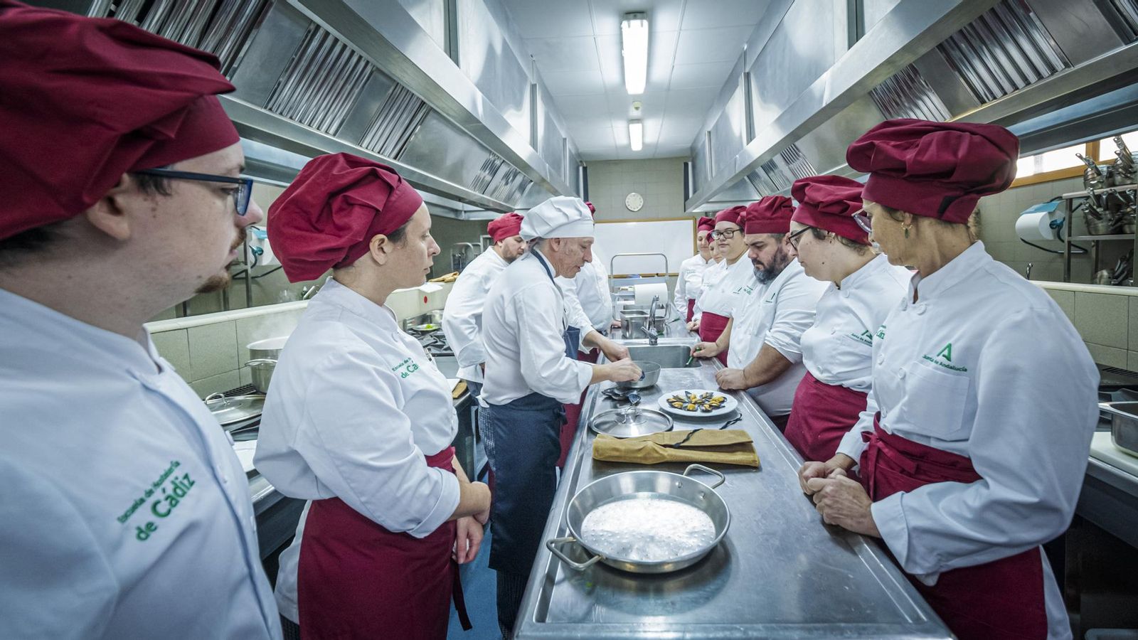 Una clase en el aula de cocina de la Escuela de Hostelería de Cádiz.