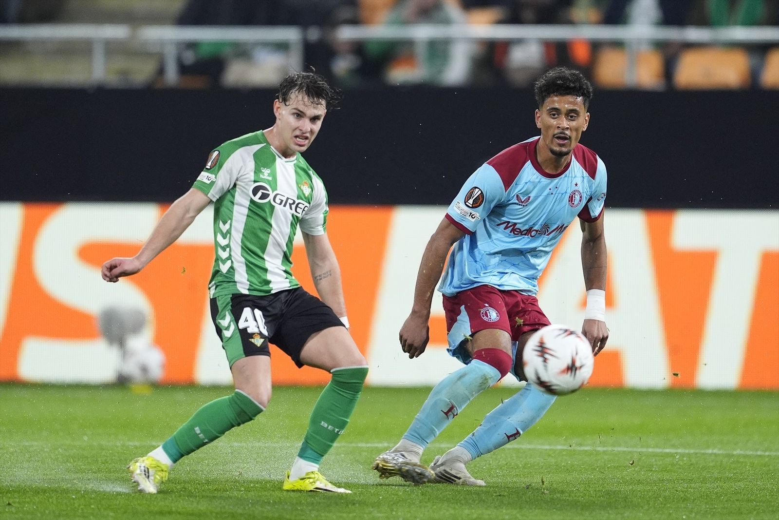 Ángel Ortiz intenta llegar antes que Borges, que le dio muchos problemas.