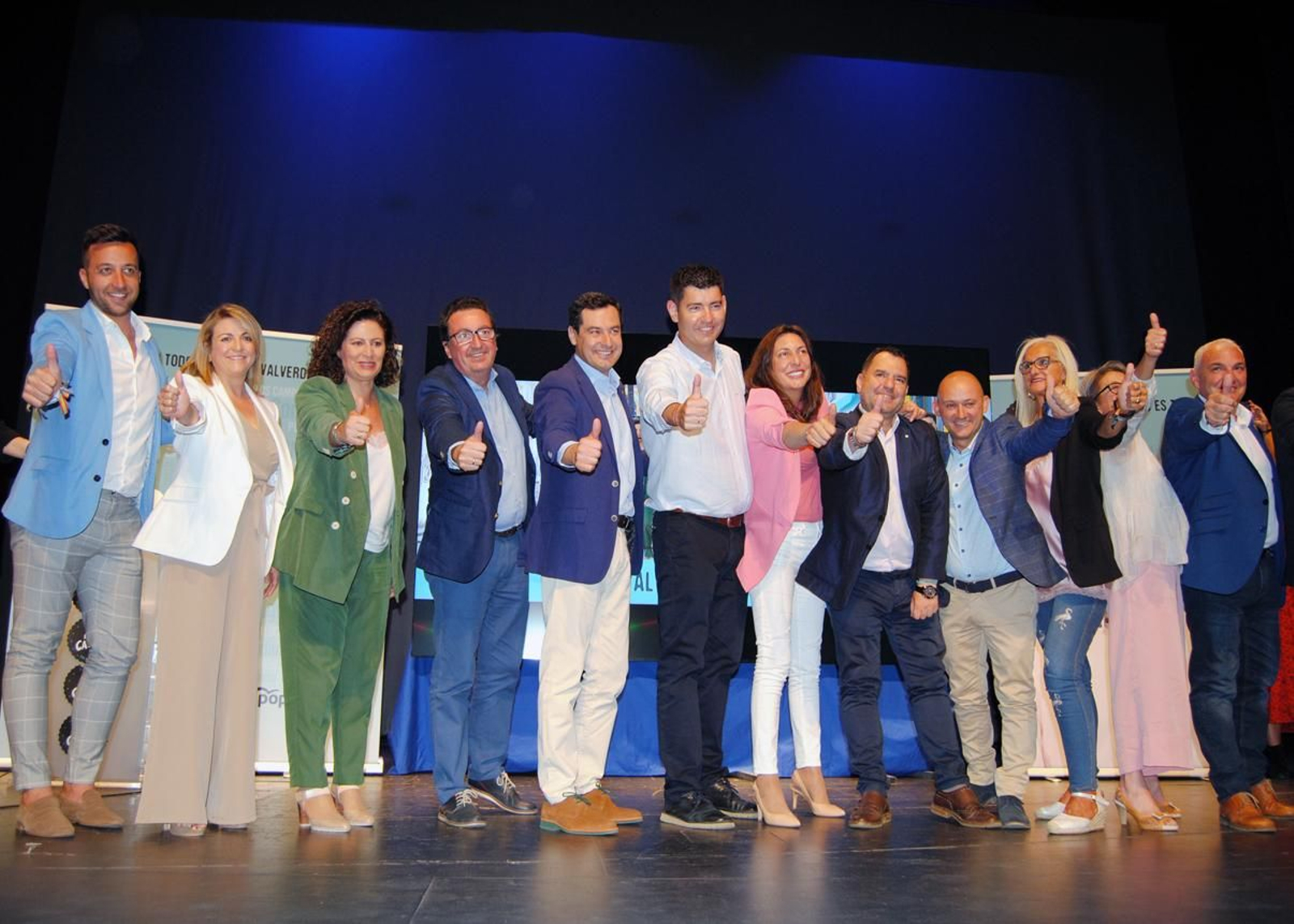 Manolo Cayuela, arropado por Juanma Moreno, Manuel Andrés González y Loles López.