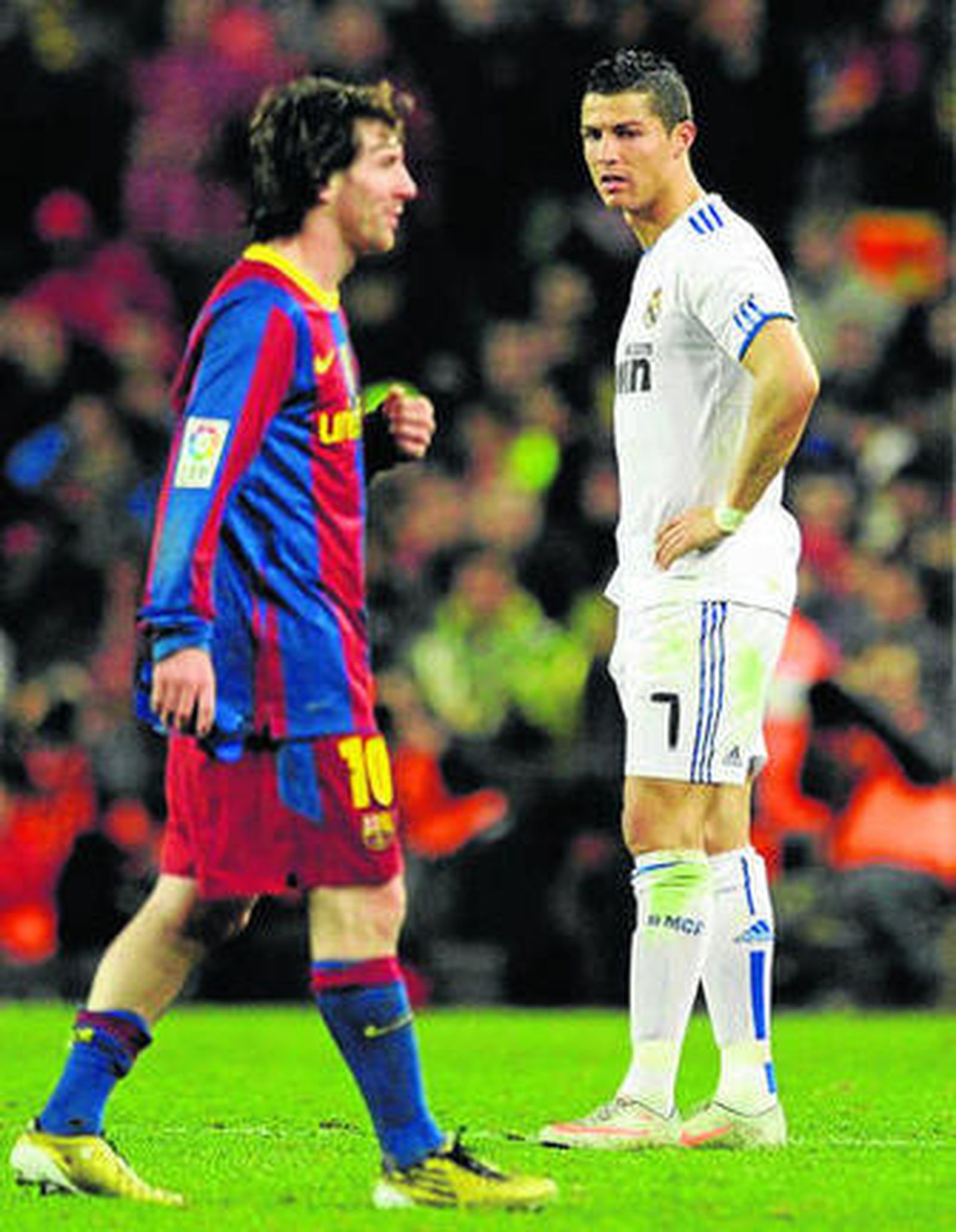 1. Cristiano Ronaldo observa atentamente a Messi cuando el encuentro ya estaba sentenciado a favor del Barcelona. 2. Guardiola recibe el empujón de Cristiano durante un lance de la primera parte. 3. Los aficionados del Barça recordaron el pasado del técnico madridista.