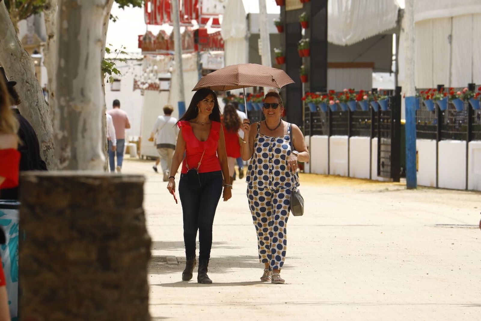Dos personas se protegen del sol con un paraguas en El Arenal.