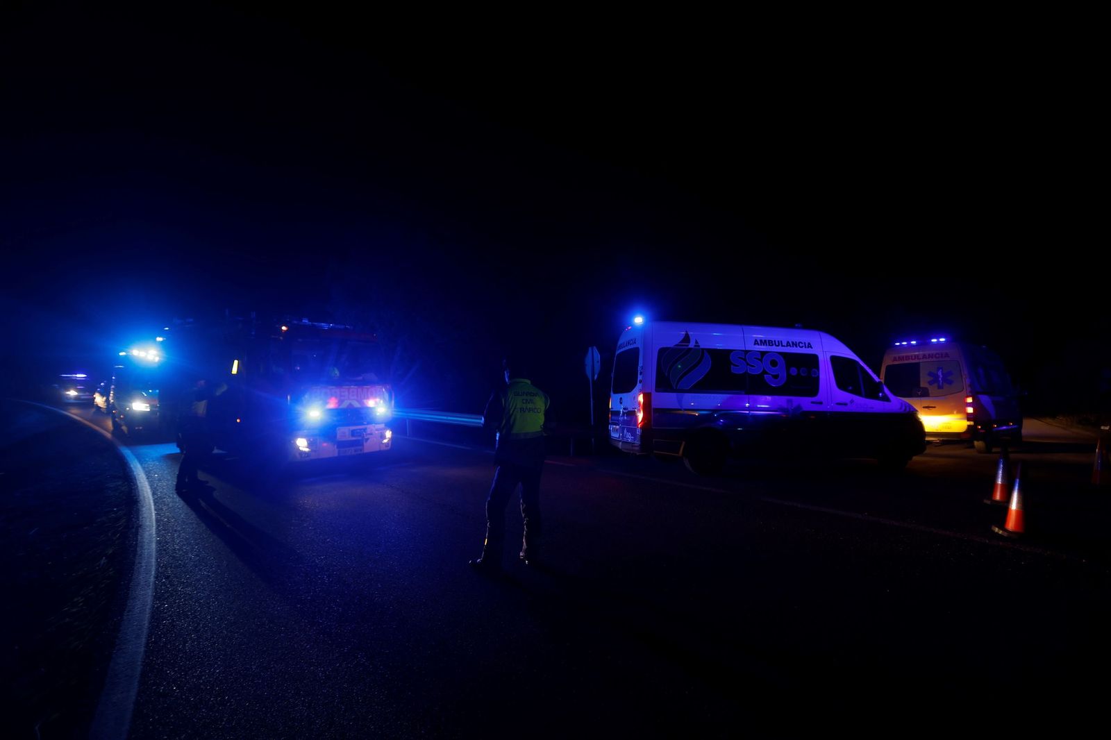 Las imágenes de los vehículos de emergencias evacuando a los pasajeros del descarrilamiento en Adamuz