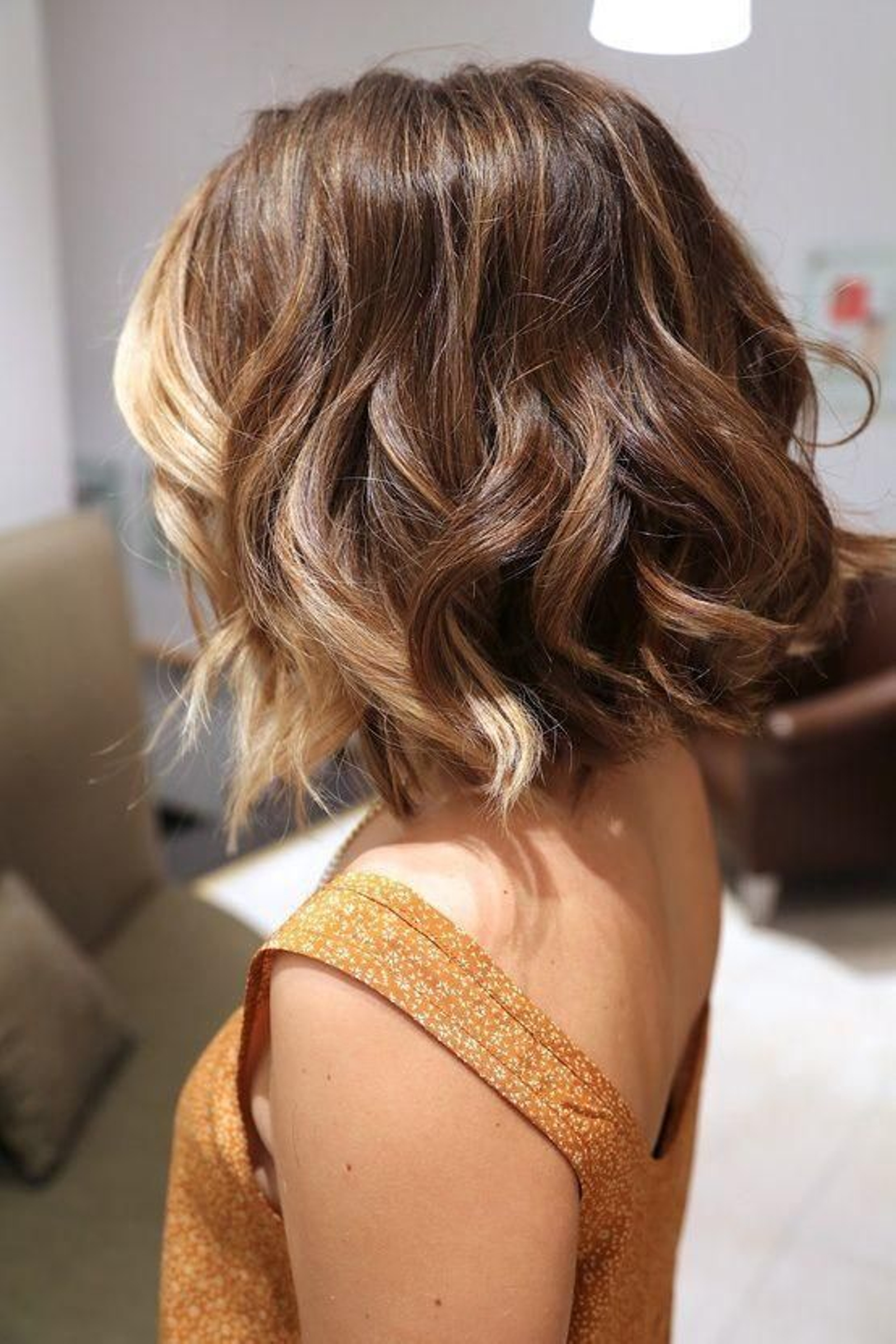 Para los cabellos cortos y medias melenas, dejar el pelo suelto con ondas es una opción estupenda.