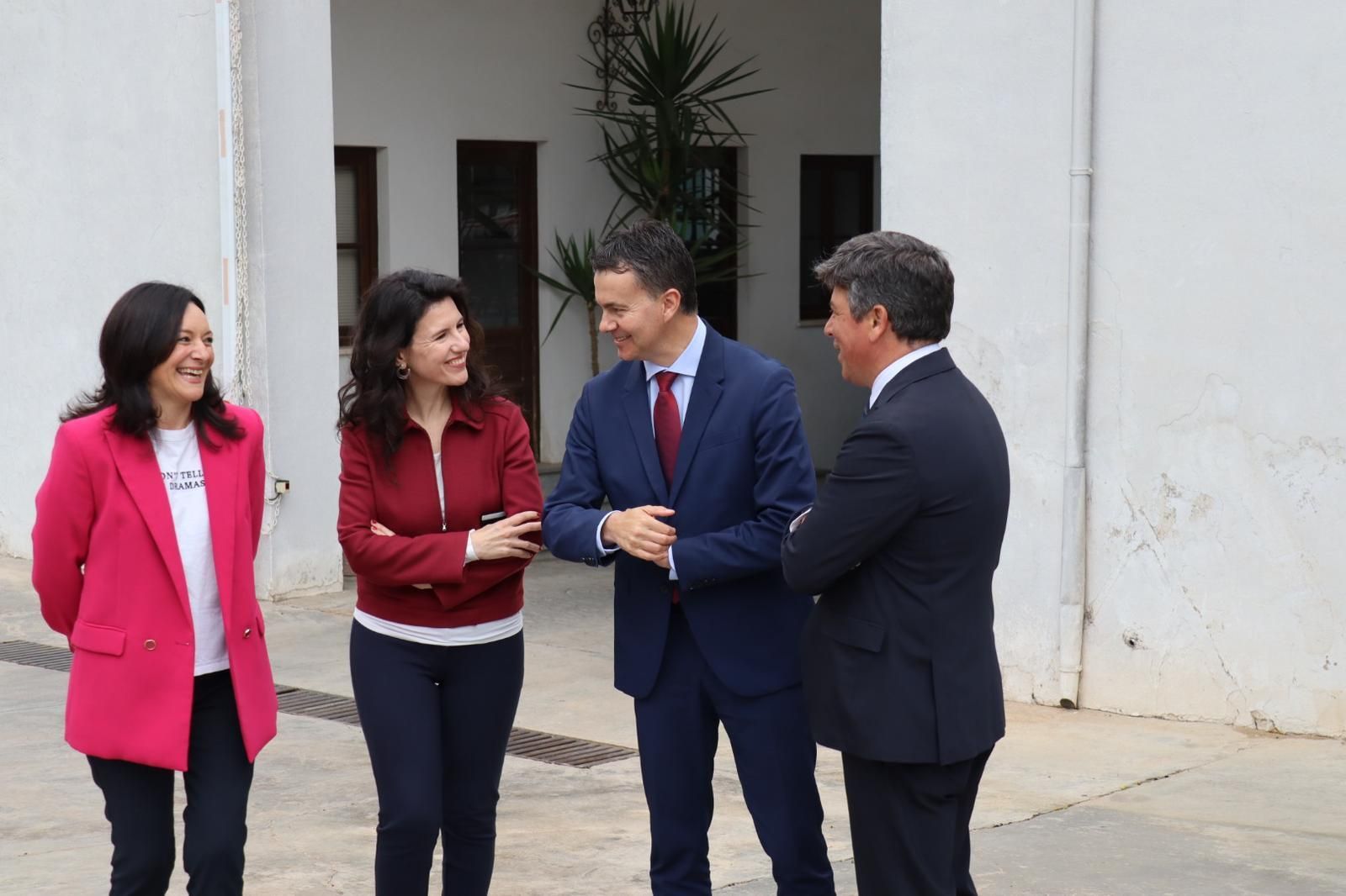 Rafi Crespín, Héctor Gómez y Rafael Llamas, con Adela Córdoba, de Bodegas Pérez Barquero.
